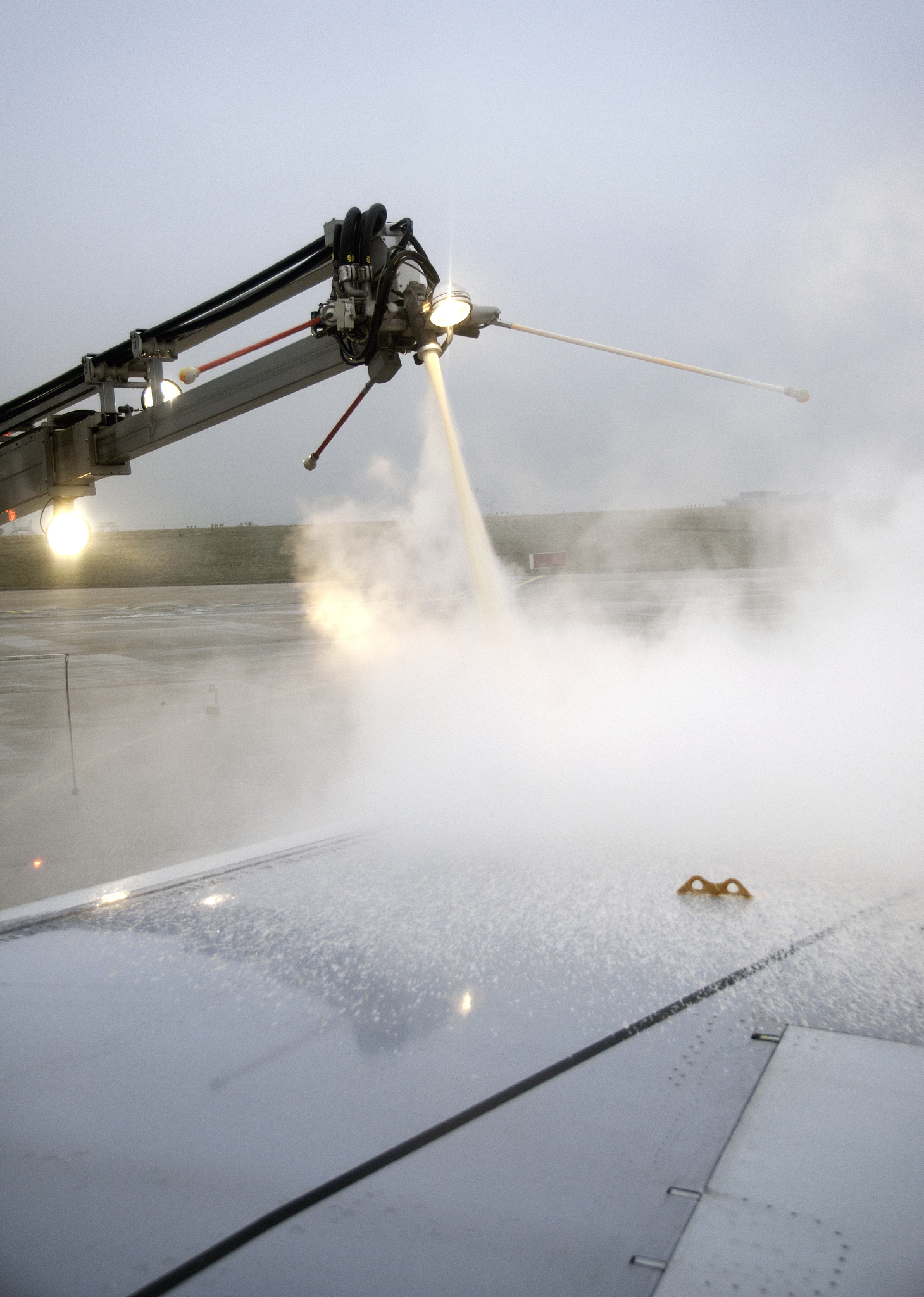 写一个可重构式地面隐藏喷嘴智能飞机除冰系统专利