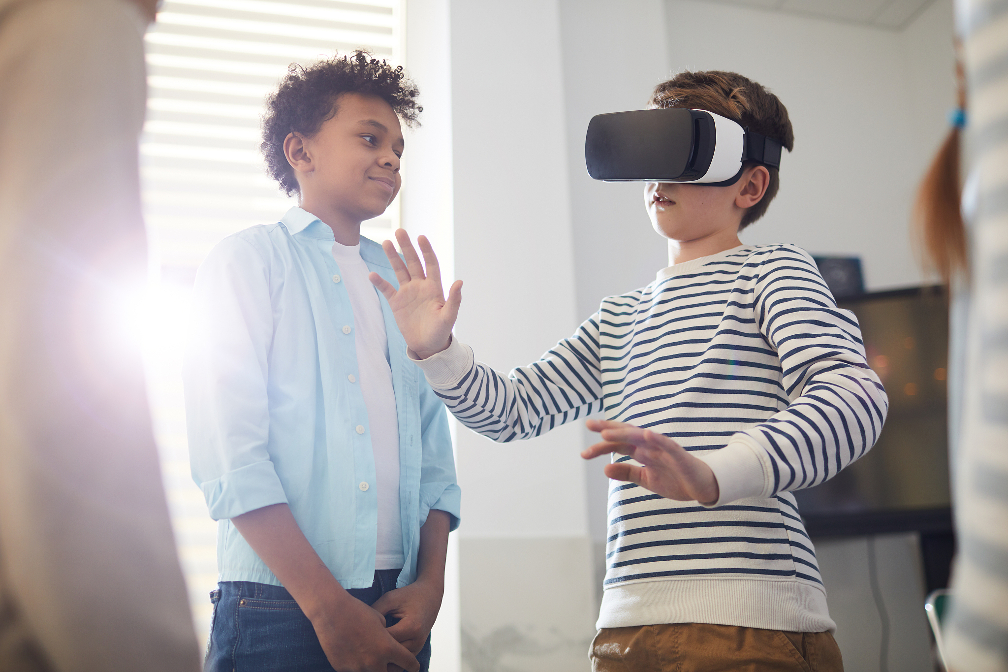 由于国家三胎政策的实施使得儿童和新生儿数量将会在一段时间内成猛增趋势儿童智能穿戴市场便成为了众多企业争先恐后开发的产品领域。随着政策下的儿童数量均有显著增加致使产品的需求量也会随之大幅度增加进一步推动了儿童智能产品市场的发展。儿童产品直接影响到婴幼儿童身体健康进而影响一代人的健康成长。