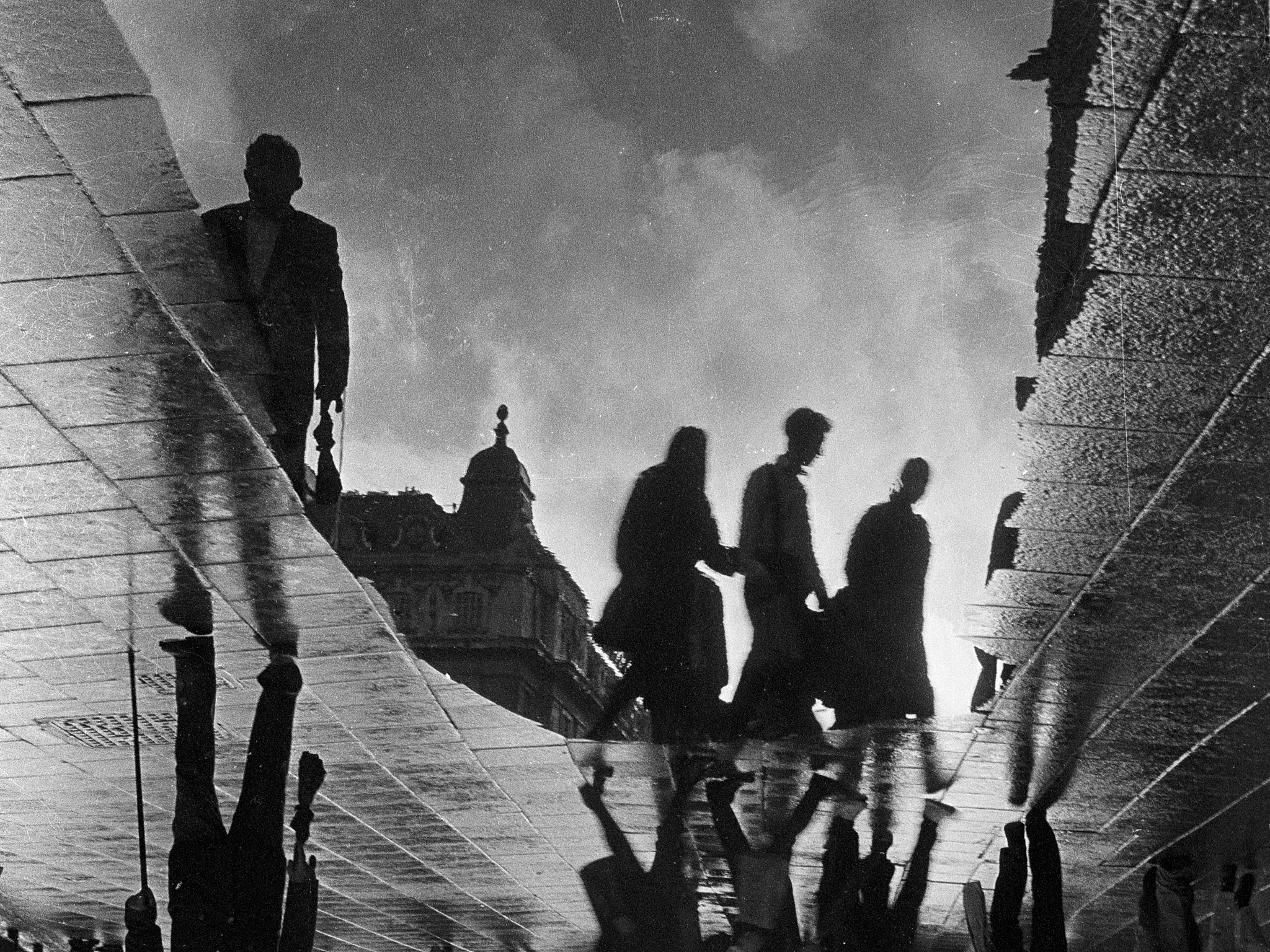 电影《八佰》摄影艺术特点分析：多角度镜头、长镜头、暗光效果等