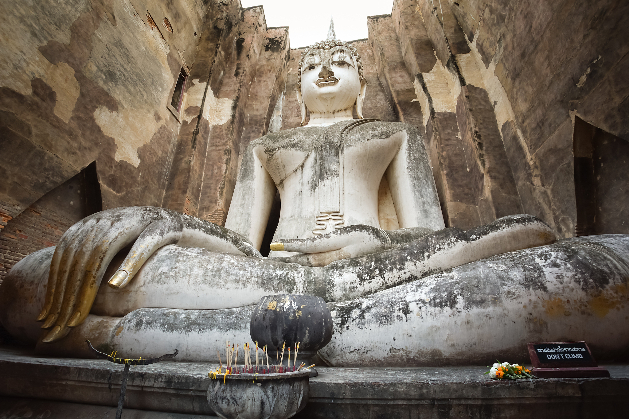 the big buddha phra achana in wat si chum