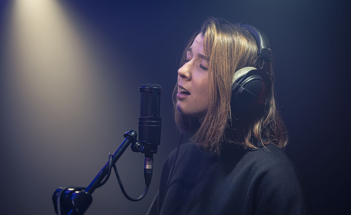 写一首表达宁静情绪的中文电子歌曲歌曲表达的主题为反叛歌词结构为verse1、verse2、Pre-Chorus1、chorus1、chorus2、verse3、verse4、chorus3、Bridge1、chorus4并确保chorus1、chorus2、chorus3、chorus4、verse5、Pre-Chorus2、chorus5、Bridge2、歌词不重复每段歌词结尾使用中文yiyu类