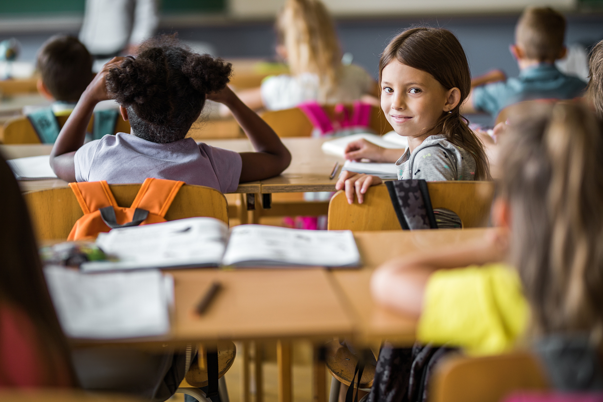 请用你的话重构润色续写以下内容：在学习方面我从不松懈学习是学生生活的主旋律作为一名学生我深知学习的重要性只有学习才能使人获得广博的知识和过人的智慧、了解人类最尖端的技术和最伟大的思想也只有学习才能使人用智慧来面对无常的人生。在课堂上我认真听讲积极发言遇到不理解的地方也常常向老师请教还勇于向老师提出质疑。大学期间坚持上自习在学习上做到不拖拉并且能主动帮助其他同学解决学习上的难题和其他同学共同探讨共同