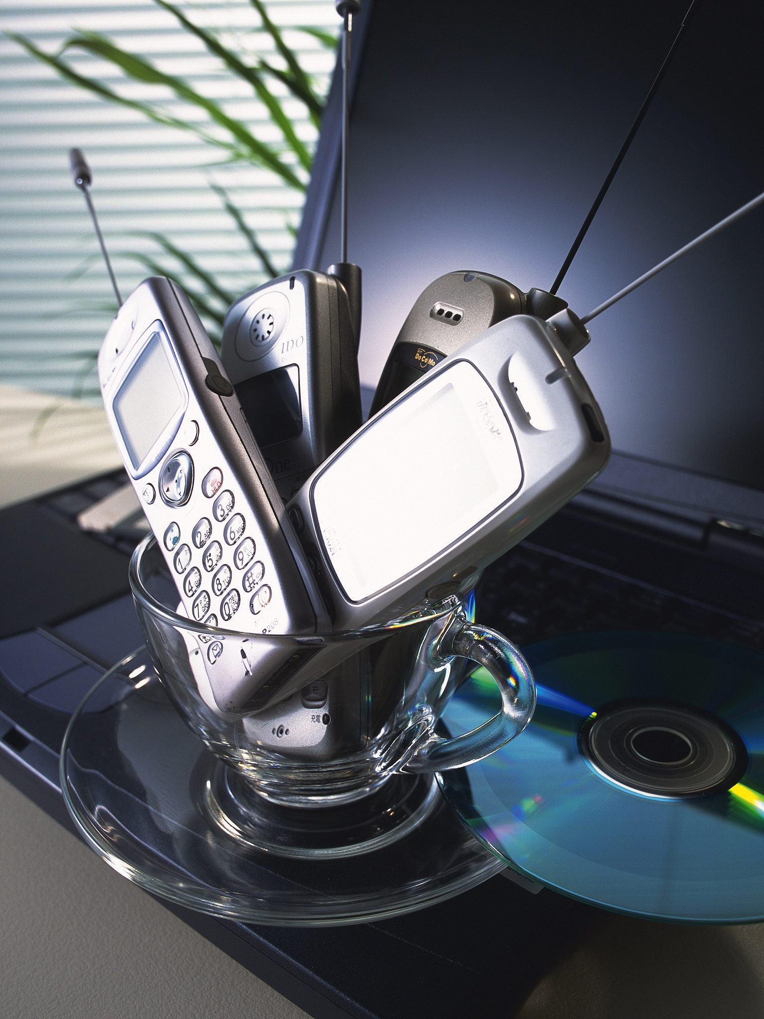 开车手机无处放？车载吸盘手机支架，安全便捷，轻松驾驶！