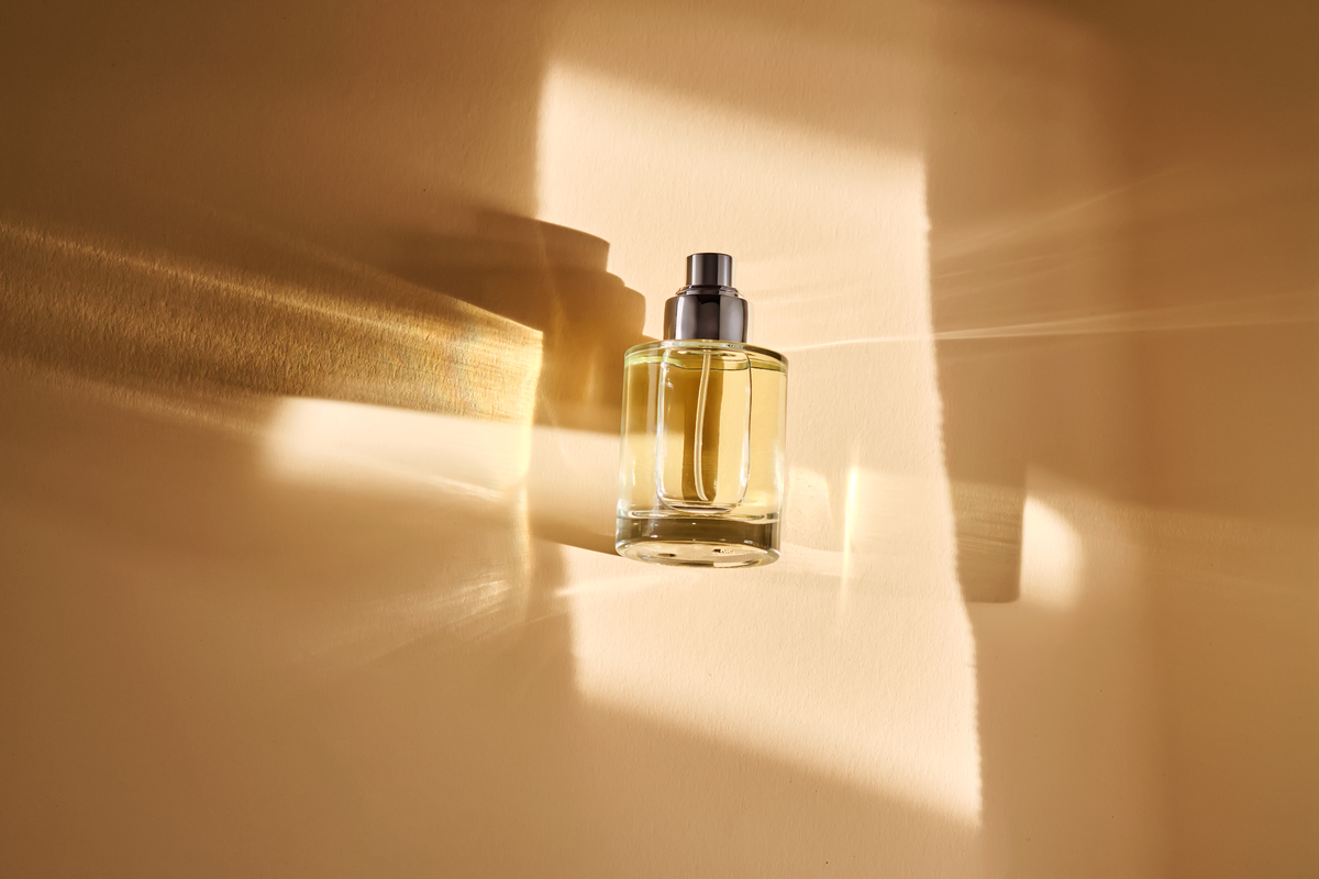 请描述一下TomFord烟叶香草适合怎样的人？接着描述香水具体的气味？大家的评价