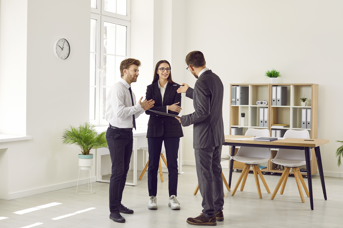 我跟同事产生了不愉快怎么办？