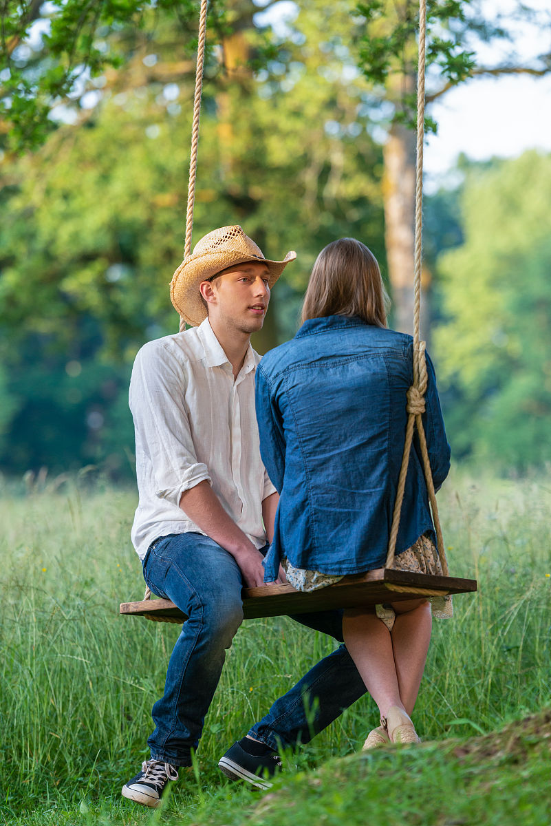 你好你好！有什么需要帮忙的吗？给我编一个夫妻搞笑视频的剧本男：亲爱的你知道我最喜欢你什么吗？女：什么？男：你的眼睛。女：为什么？男：因为它们像星星一样闪闪发光。女：哦那你知道我最喜欢你什么吗？男：什么？女：你的脸。男：为什么？女：因为它们像月亮一样圆圆的。男：哈哈哈你真是个小可爱。女：嘿你知道我最讨厌什么吗？男：什么？女：你的鼾声。男：哈哈哈对不起亲爱的我会尽量控制。女：好吧那你知道我最喜欢和你一