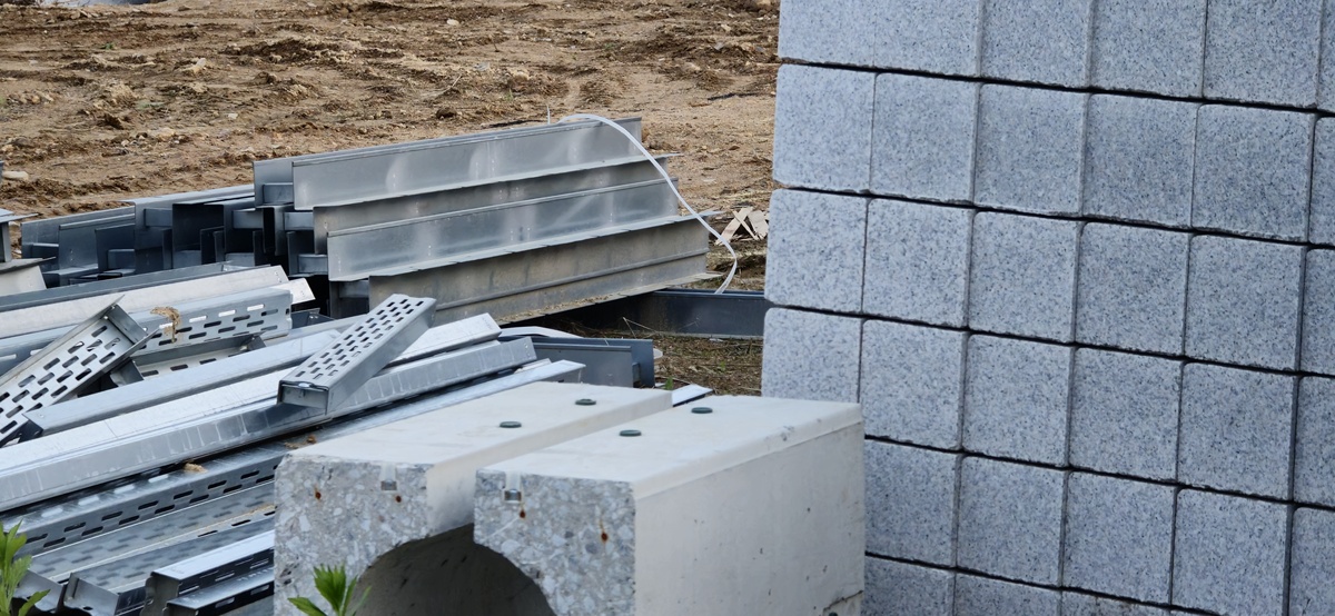 改写句子：ATM机外保护壳、大跨径特制人行天桥、公路铁路桥梁、等等。可以预计UHPC在未来的应用会越来越广泛。