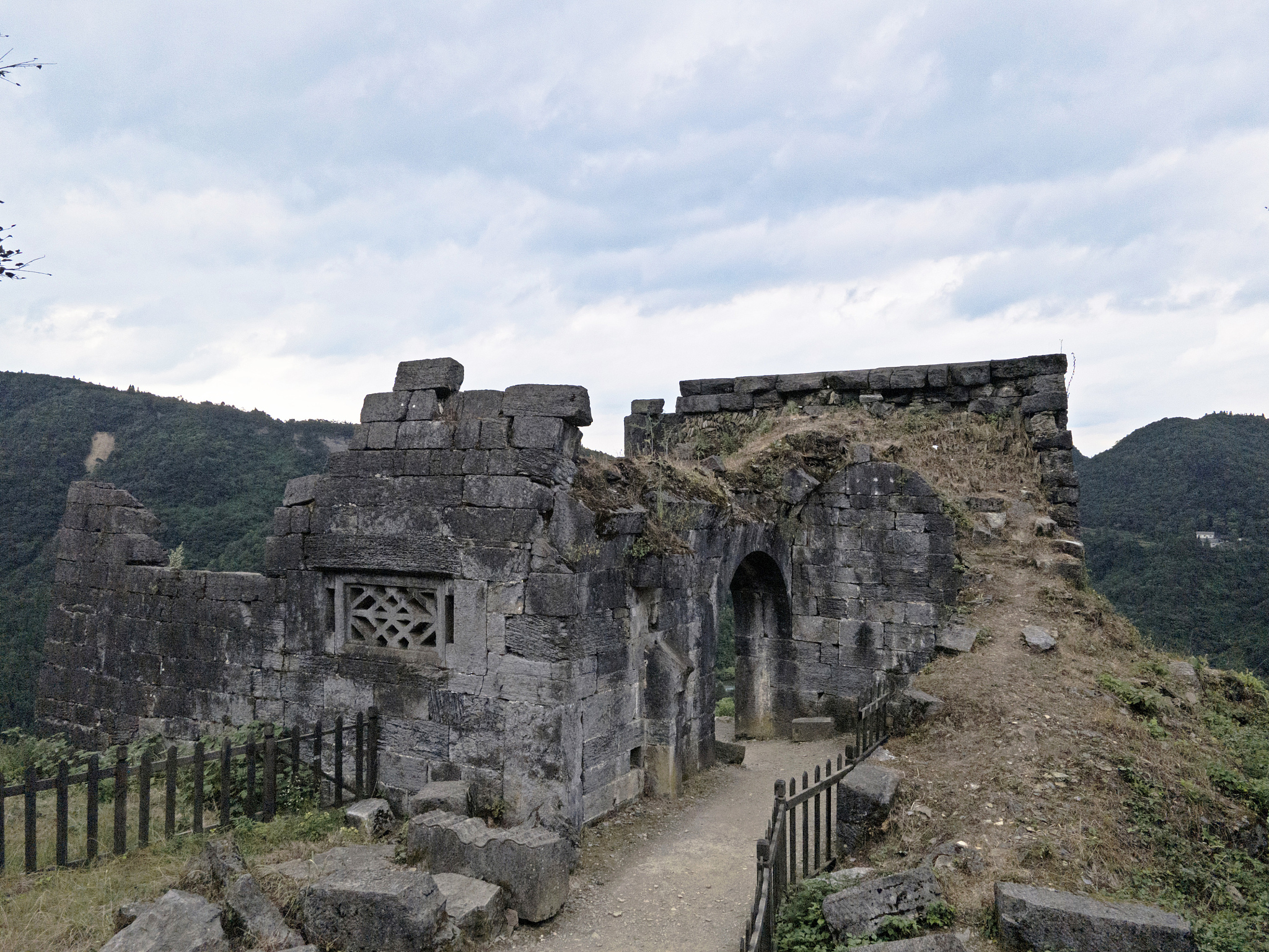 贵州遵义建筑总承包二级资质办理及转让：轻松拥有建筑帝国的钥匙