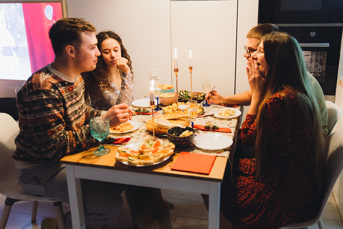 朋友：I would like to go and watch movies but I dont like to go alone Also I like to go for lunch dinner outsHmmI dont have much yearnings I think Im a simple person我该如何回答？