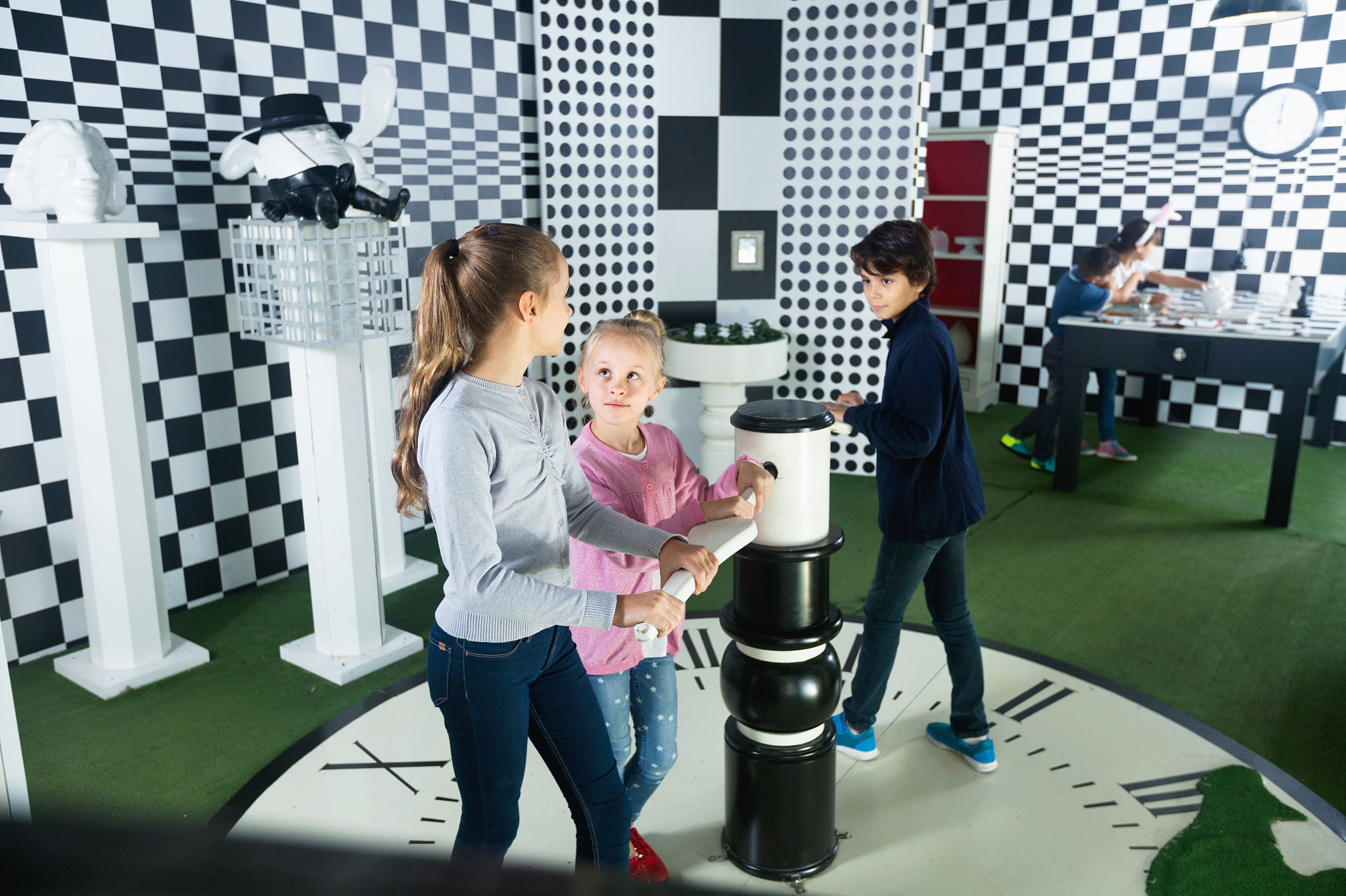 以主角穿越到异世界这里崇尚武道强者可以移山倒海主角拥有一个可以随时随地拉人的空间空间的作用约等于龙珠里的精神时光屋主角在空间里是无敌的但拉的人是随机的可强可弱而且每周只能拉一次但每次主角完成成就气运会增强拉到强者的概率也会增高主角则需要装高手来让强者给他资源使外界的他变强为设定写一本小说共200章每张2000字