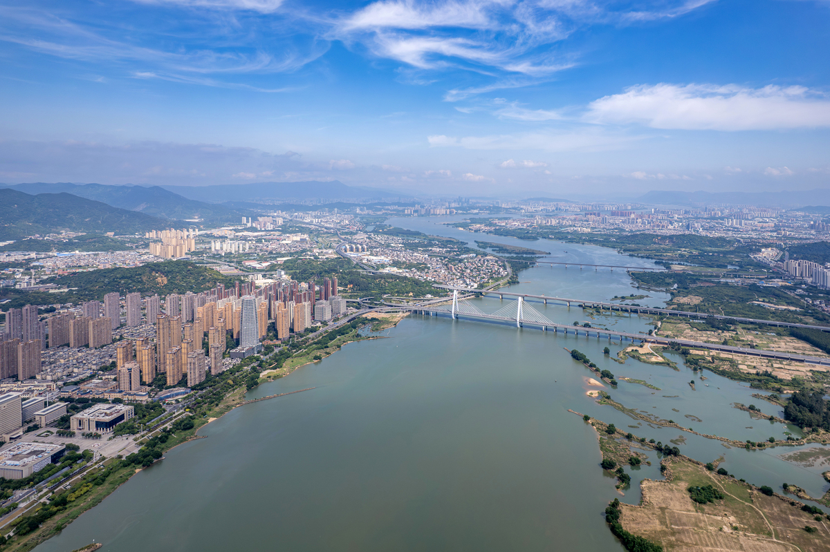 河畔城市的鸟瞰图