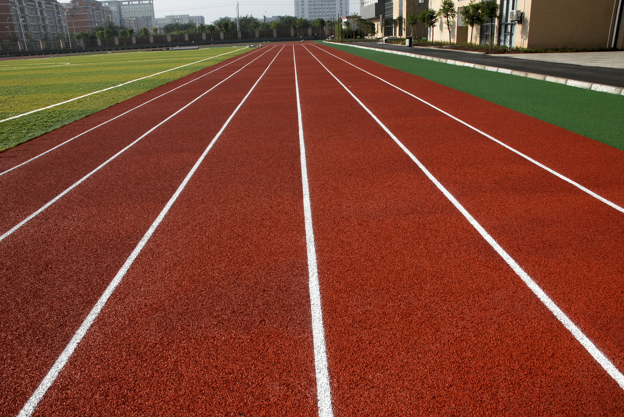 陕西宝鸡方塘高级中学全塑型塑胶跑道 关键词：环保 物理性能好 写一段文字