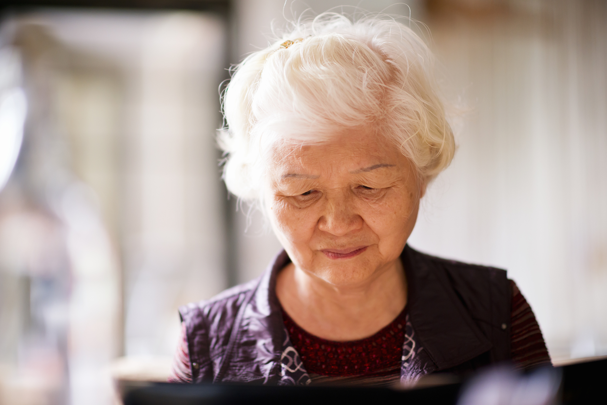 请描写一位65岁善良慈祥的老婆婆外貌