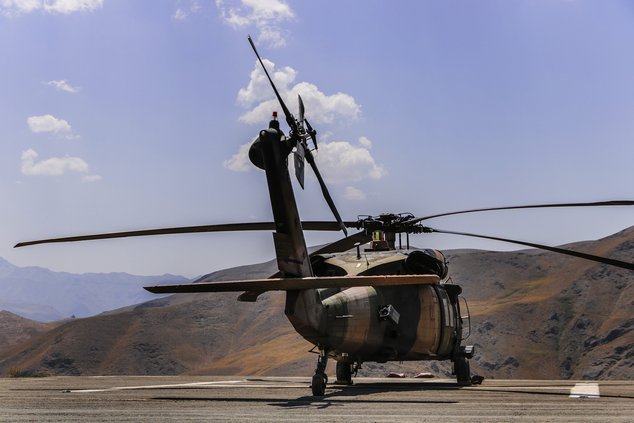 黑鹰直升机：性能卓越的多用途直升机 - 深入了解其历史和特点