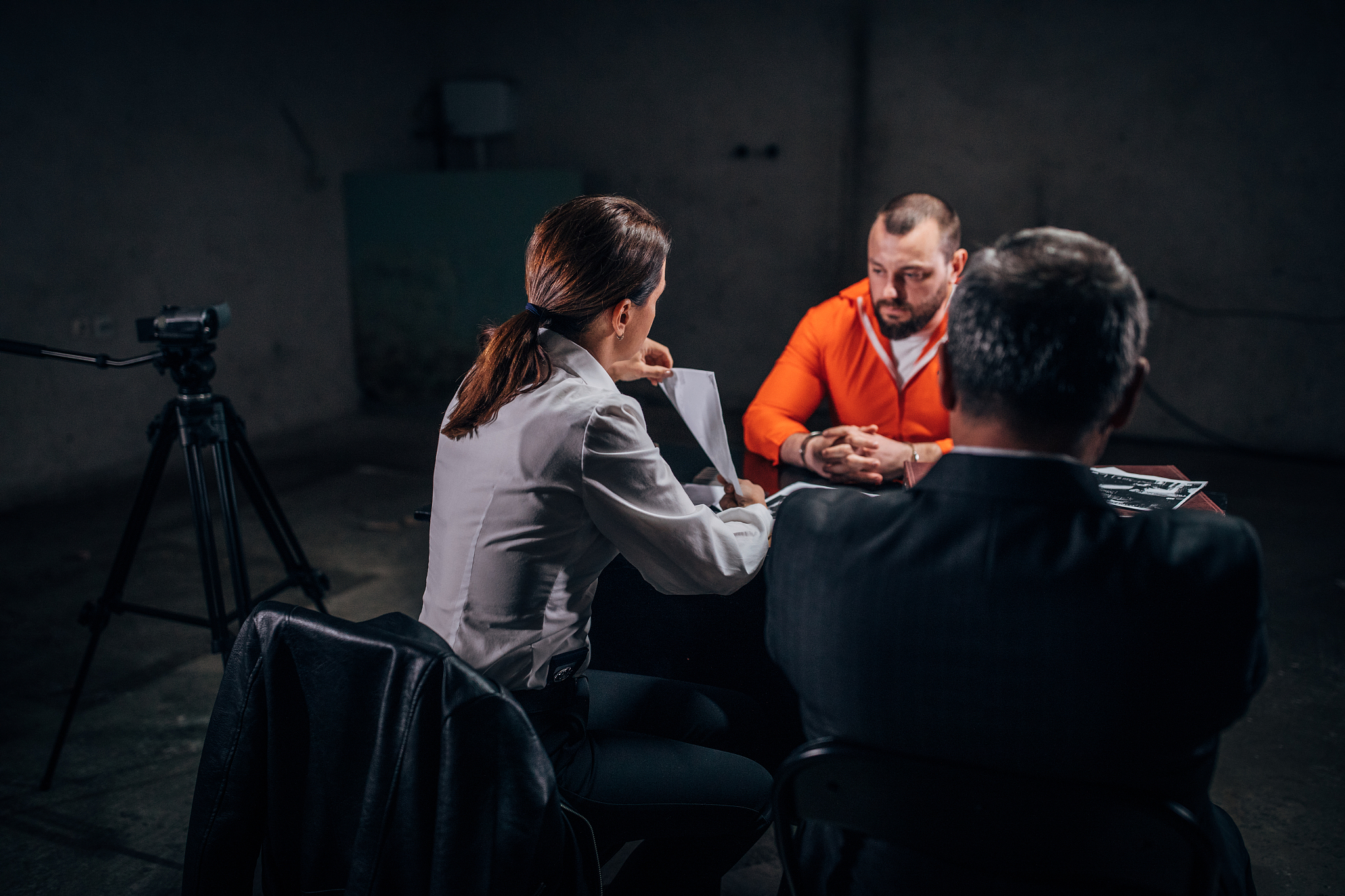 一个男人监视你表明什么，