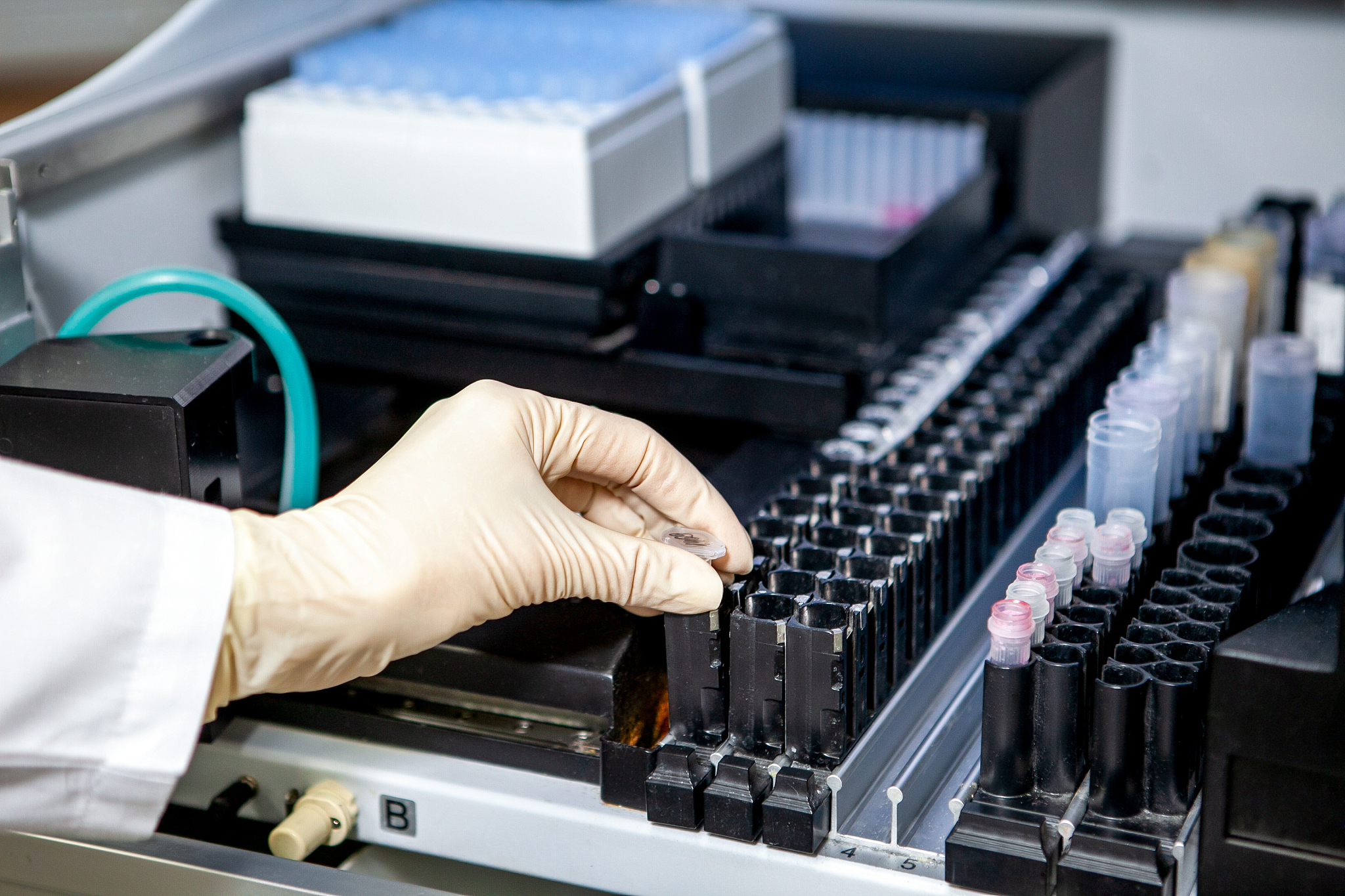 实验室设备管理系统：添加、修改、删除设备，借用设备