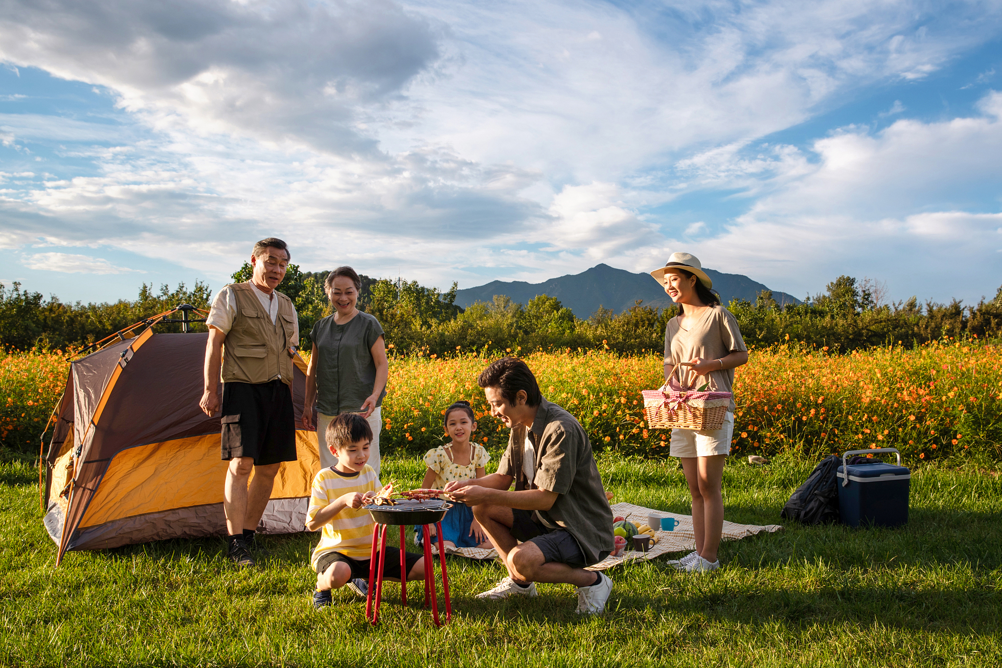 我们刚刚赞助了一场警察消防队的足球比赛只是来支持一下。然后回家放松一下