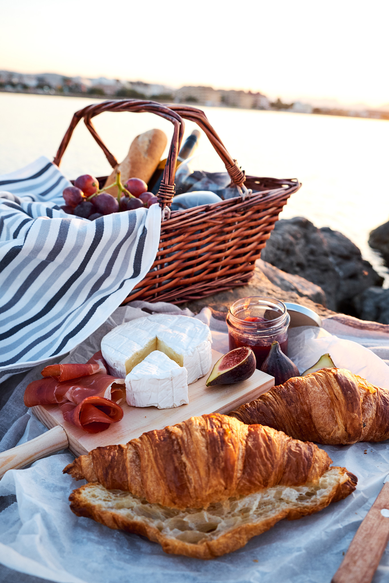 romatic picnic on the beach