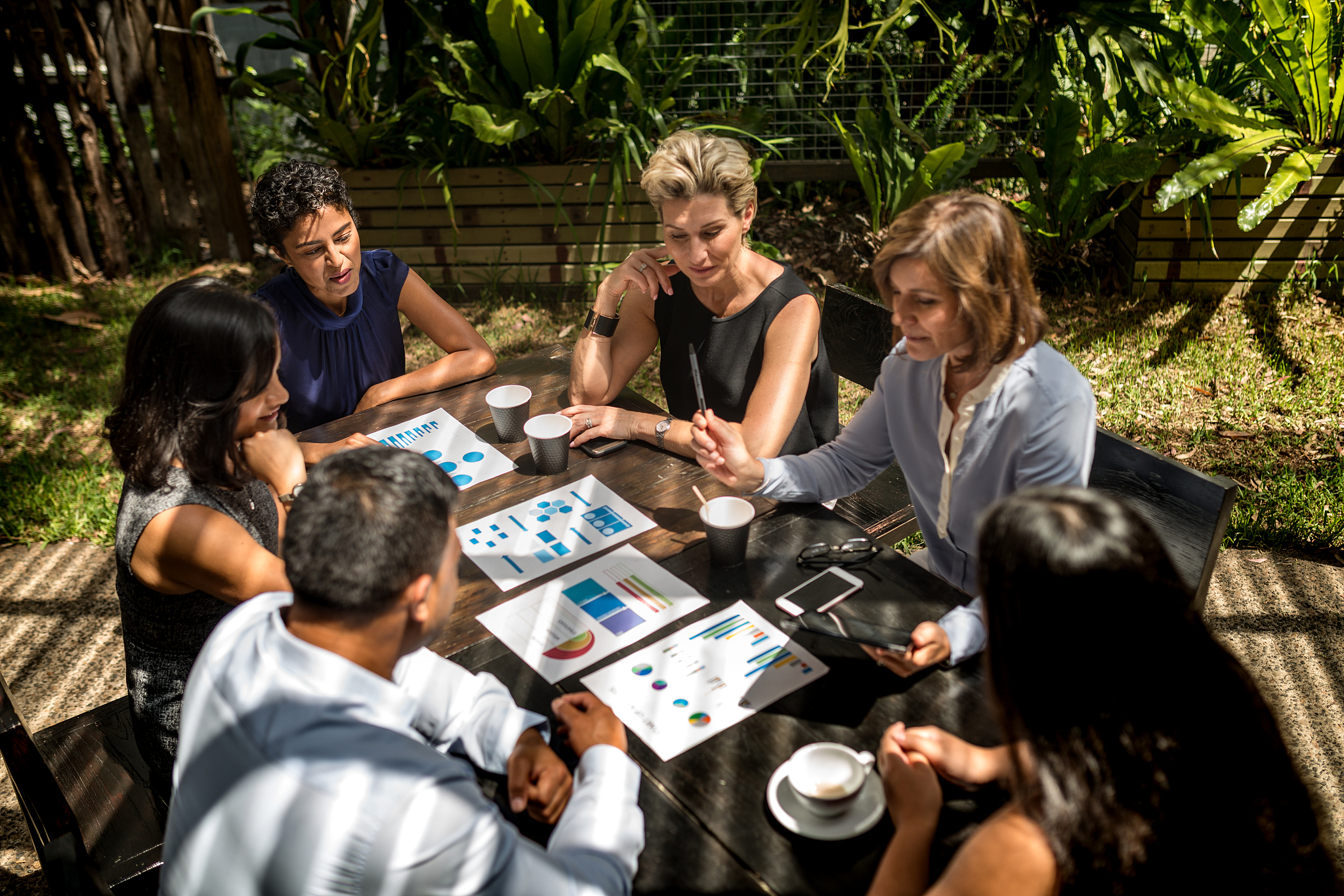 Random Non-Cooperative Game with Groups: Minimizing Composite Cost