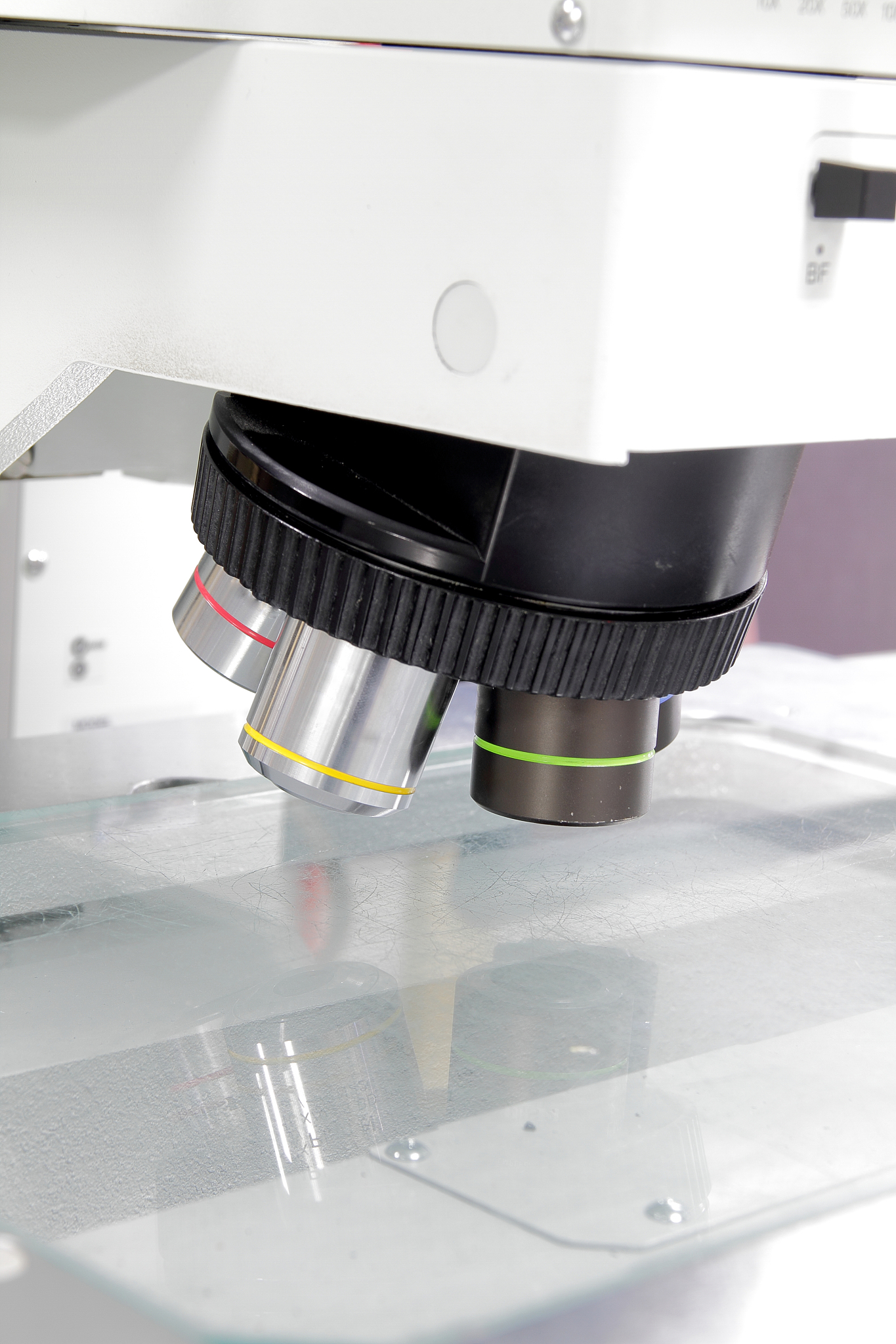 显微镜物镜和目镜长短与放大倍数的关系