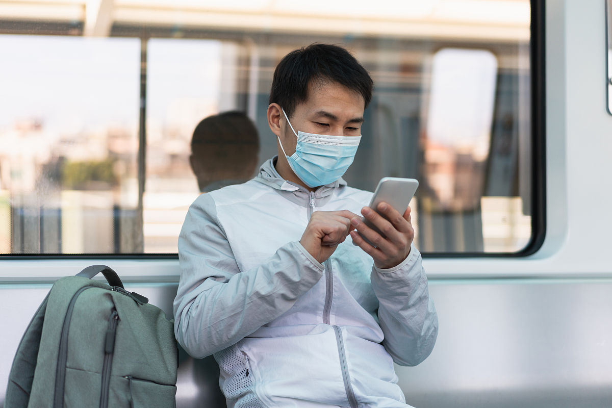 最近一些地铁部门发布了通知表示乘坐地铁已经不强制要求戴口罩了。这一消息立刻引起了广泛的关注和争议。对于这一情况我个人认为还是要根据实际情况来决定是否戴口罩。 首先我们需要知道的是口罩是有效防范病毒传播的重要措施之一。在疫情期间很多人戴口罩已经成为了一种习惯也是一种文明的表现能够保护自己和他人的健康。因此即使地铁部门不强制要求戴口罩我们仍然应该自觉地佩戴做好自我防护。 请点击输入图片描述最多18字其