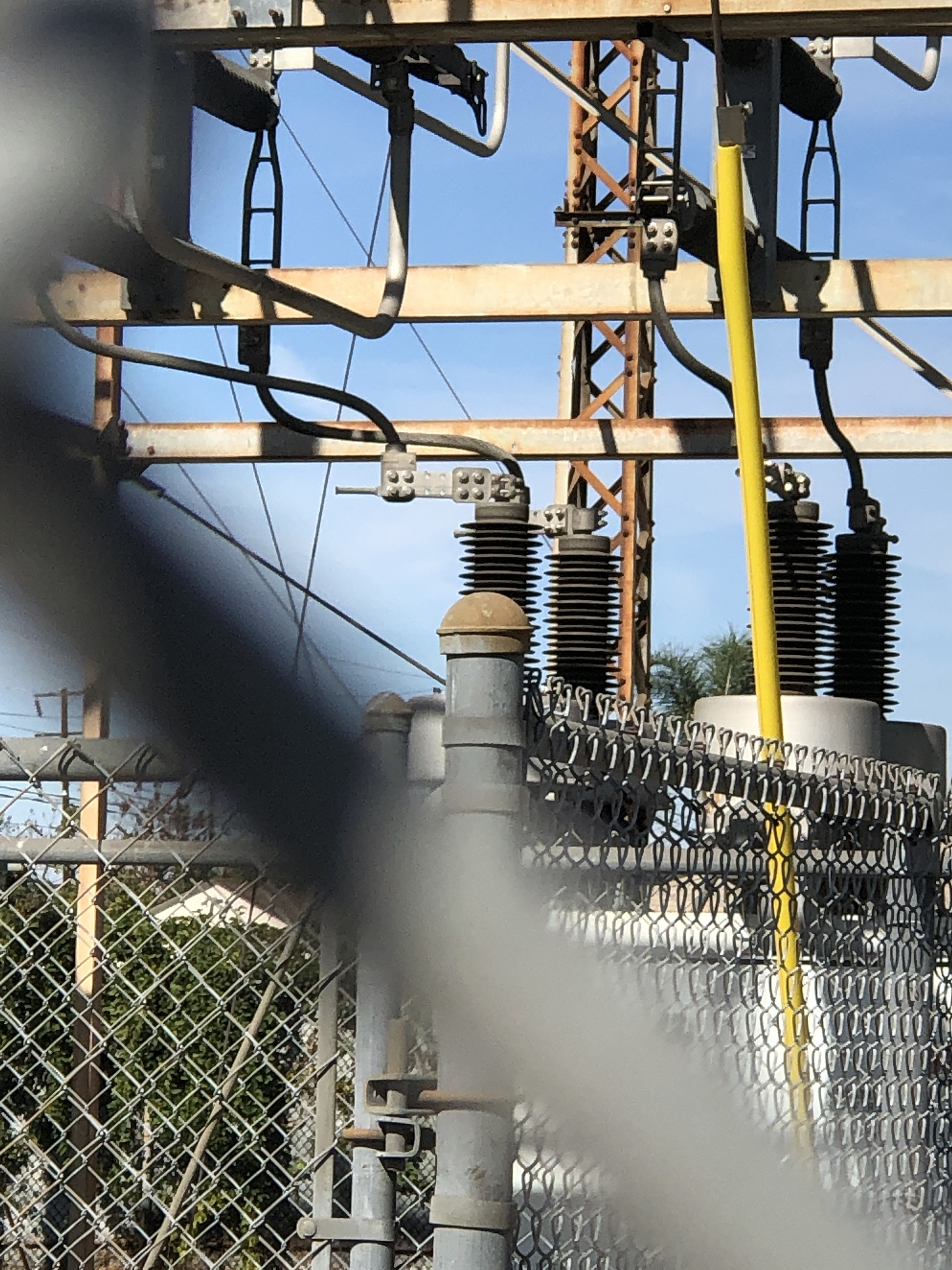 零排绝缘子坏了还能用吗 帮我用250字描述