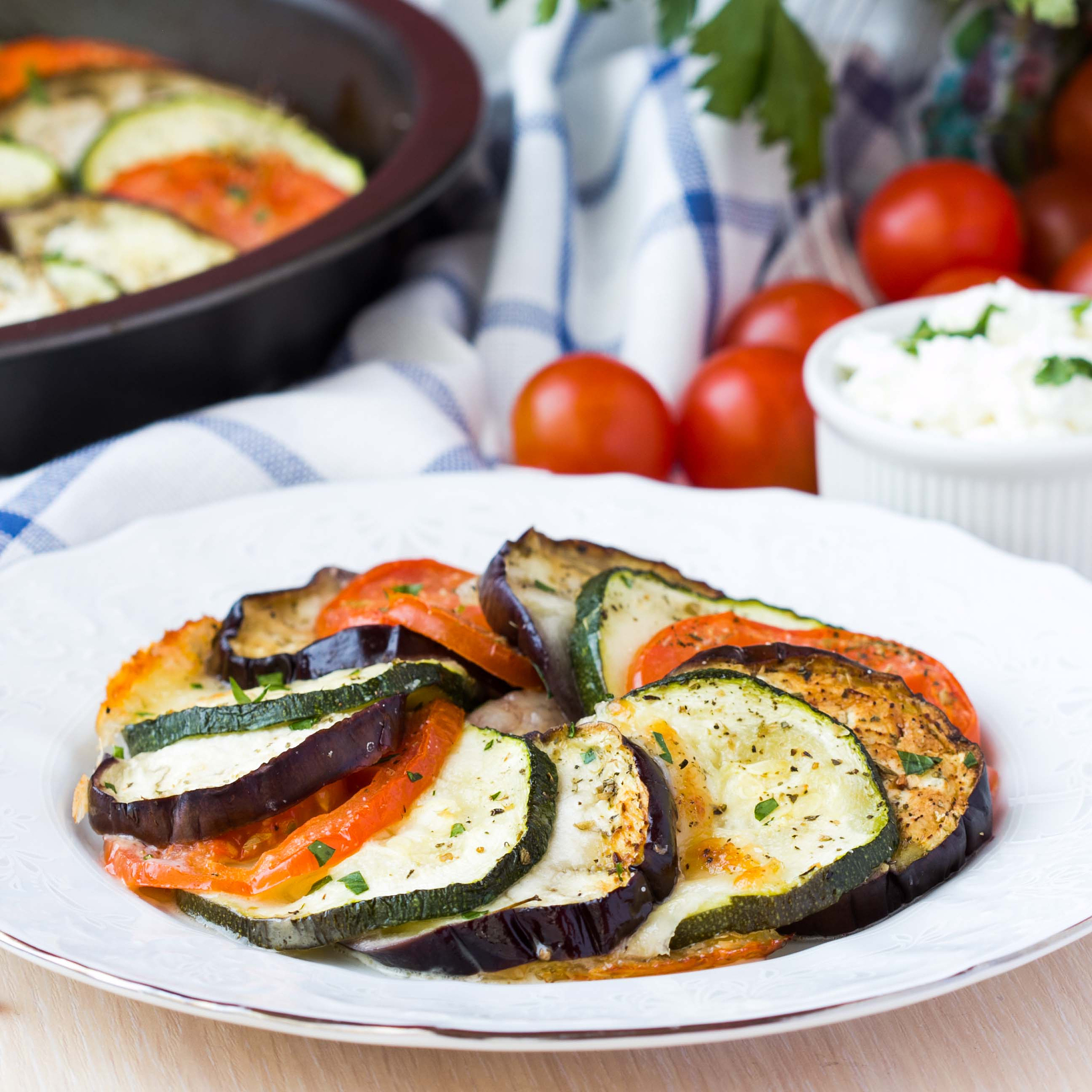 请按照以下描述描写物品 亲子丼三文治 简介：亲子丼三文治是一道好吃的甜酸口味的料理它的口味比较特别。发出的第一印象就是甜中带淡淡幽香其中最重要成分就是鸡蛋。它搭配上大块的白菜和肉末增加了丰富的口感。它也有一丝微妙的盐度但整体上仍然显得比较甜。 猪排饭