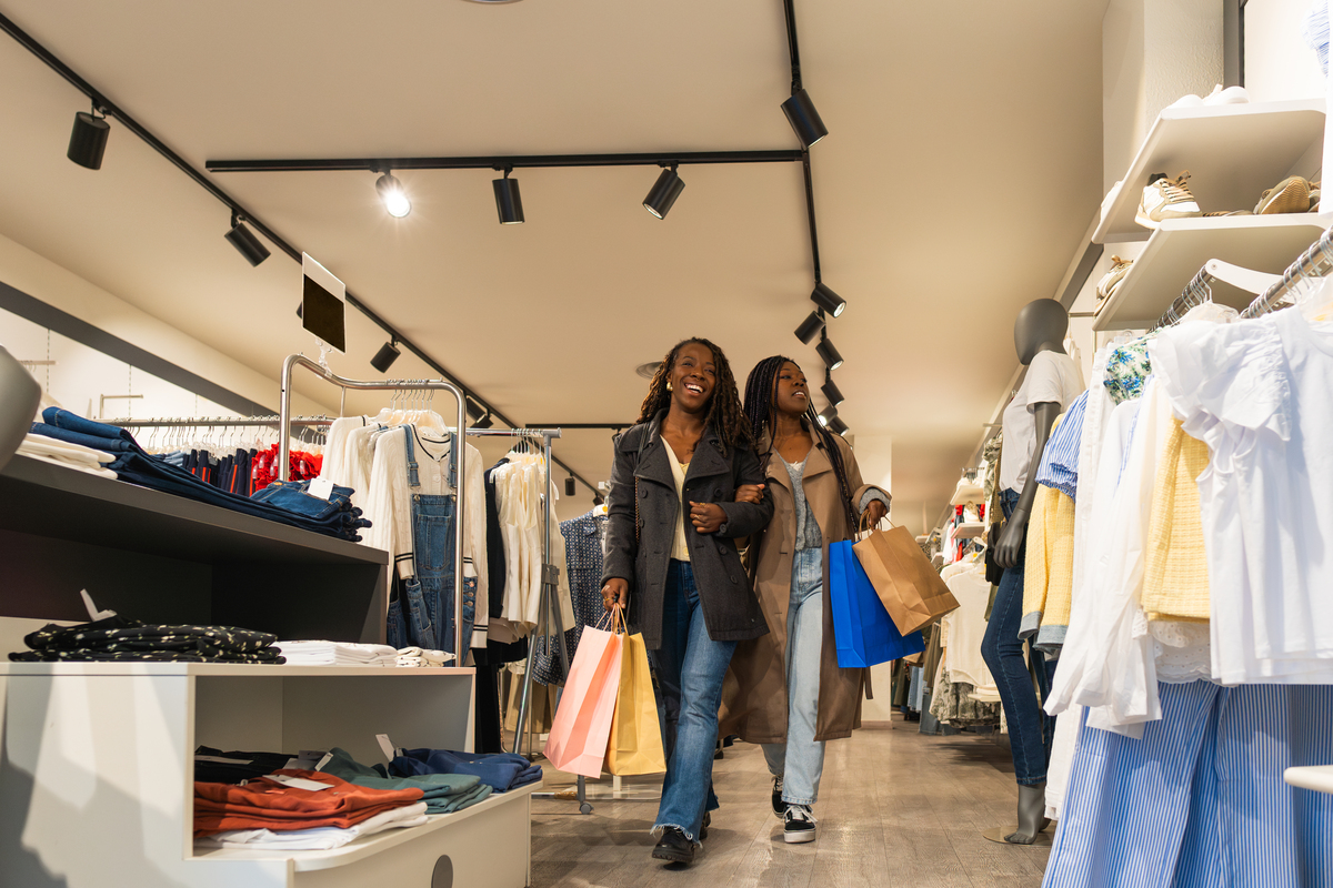 思考服装展示有哪些功用及特征。