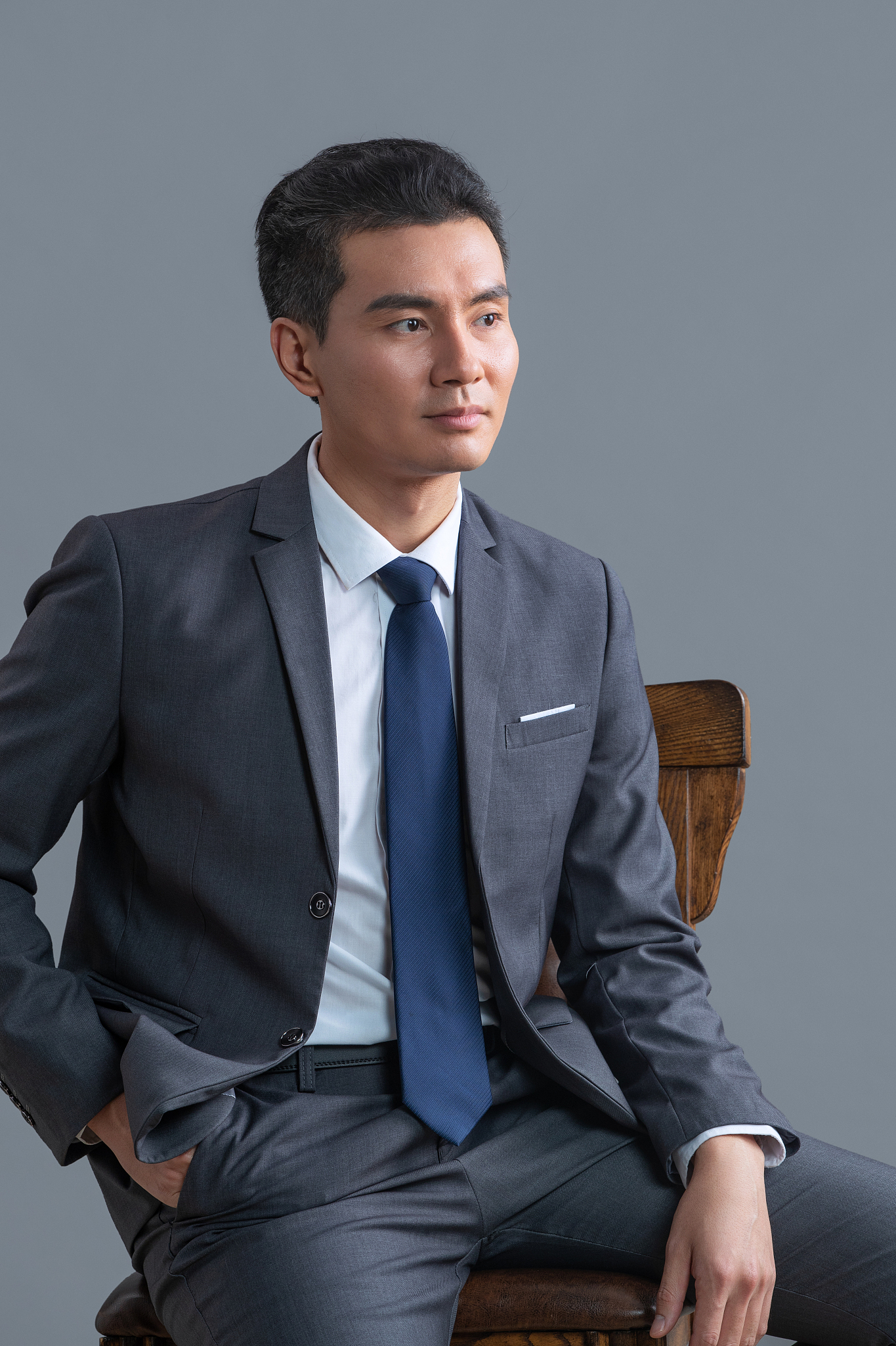 简述男道的特点男道是一种强调男性特质、男性气质和男性价值的思想流派。其特点包括：1 强调男性的力量和勇气：男道认为男性应该具备勇气和力量是家庭和社会的支柱。2 崇尚男性的竞争和胜利：男道认为男性应该具有竞争意识和胜利欲望追求成功和成就。3 注重男性的责任和担当：男道认为男性应该承担家庭和社会的责任为家庭和社会做出贡献。4 强调男性的自信和独立：男道认为男性应该有自信和独立的精神不依赖他人自立自强。