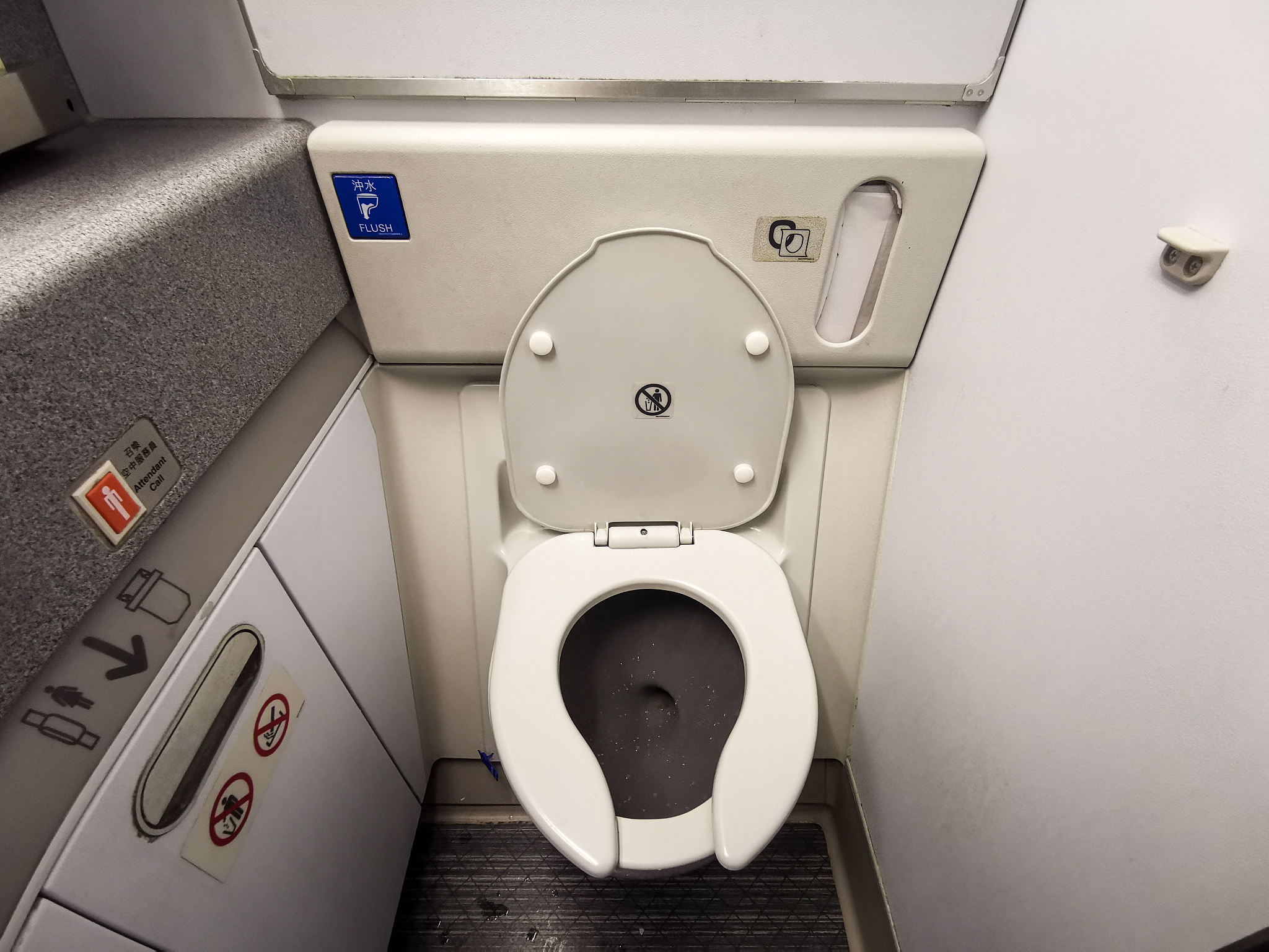 机务高效疏通飞机厕所提高旅客舒适度
