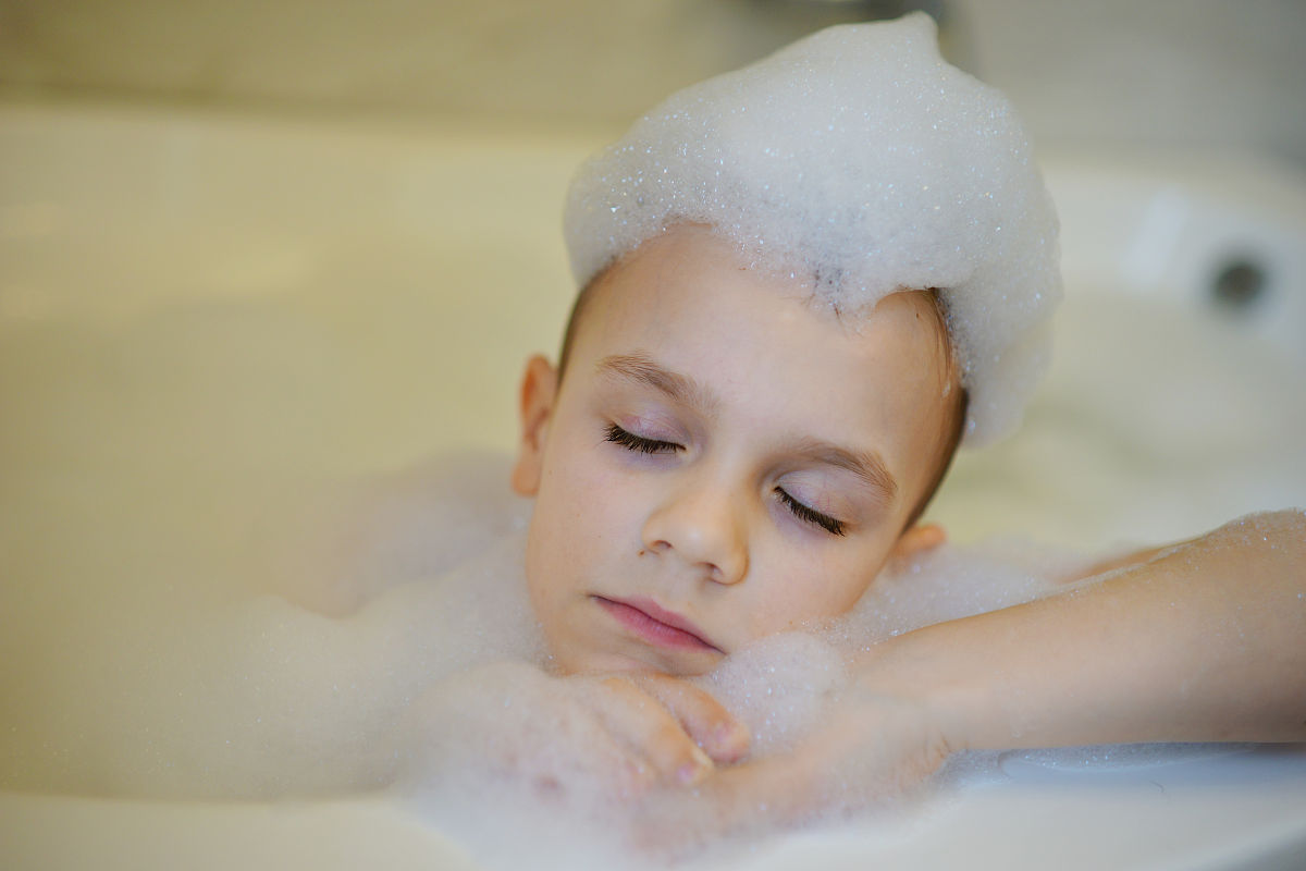 你现在是一名SEO我需要你帮从以下内容中提炼出一个短标题：宝宝洗澡禁忌、宝宝皮肤保养、宝宝皮肤敏感、宝宝护肤常识、婴儿沐浴方式