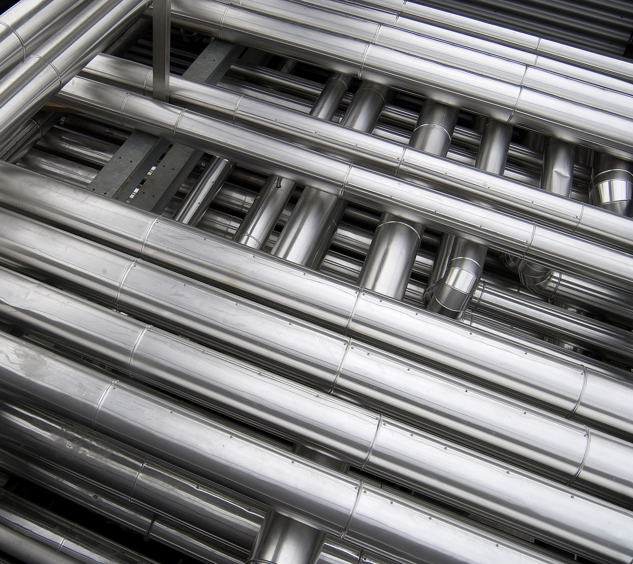 保证简短。 the wire rods were stowed in fore part of cargo hold and against the bulkhead The steel plate were stowed on tanktop in forward part and against the wire rods The H beam were stowed on top