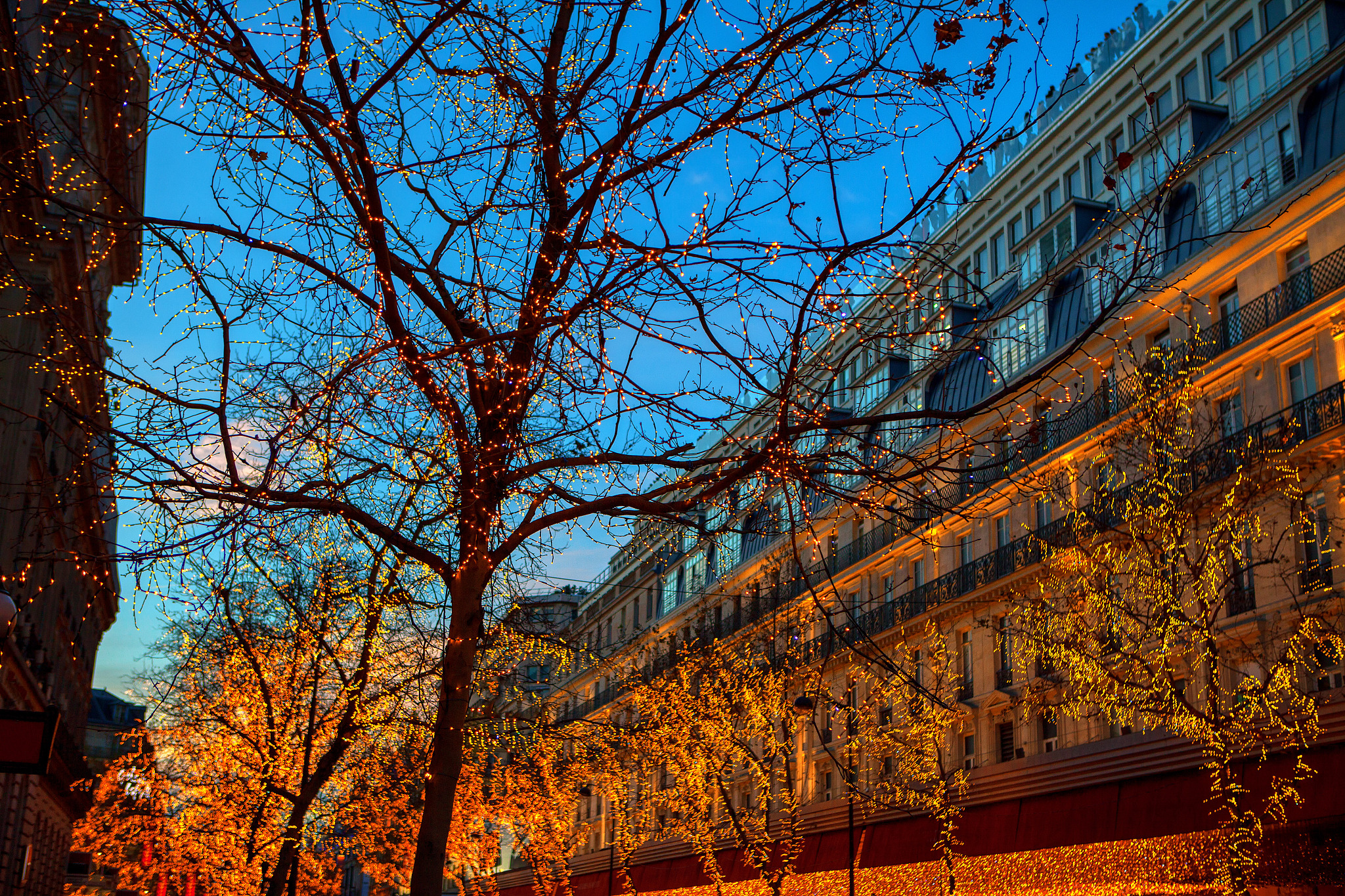 这些故事的来源与他年幼时在这座小城生活的经历有关。学术性语言改写句子