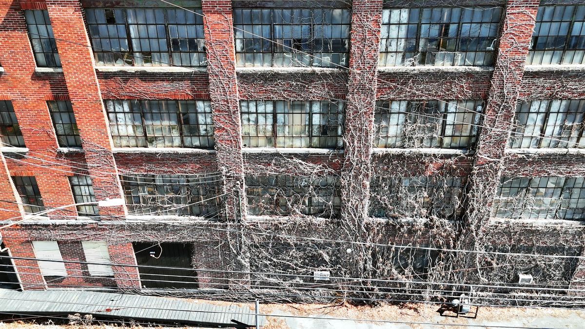 园区建筑物逐年老化建筑物出现的问题日益增多比如外墙瓷砖爆裂脱落、部分仓库墙体大范围开裂等等。部分物业在雨天容易有渗漏水的情况出现。说说解决措施