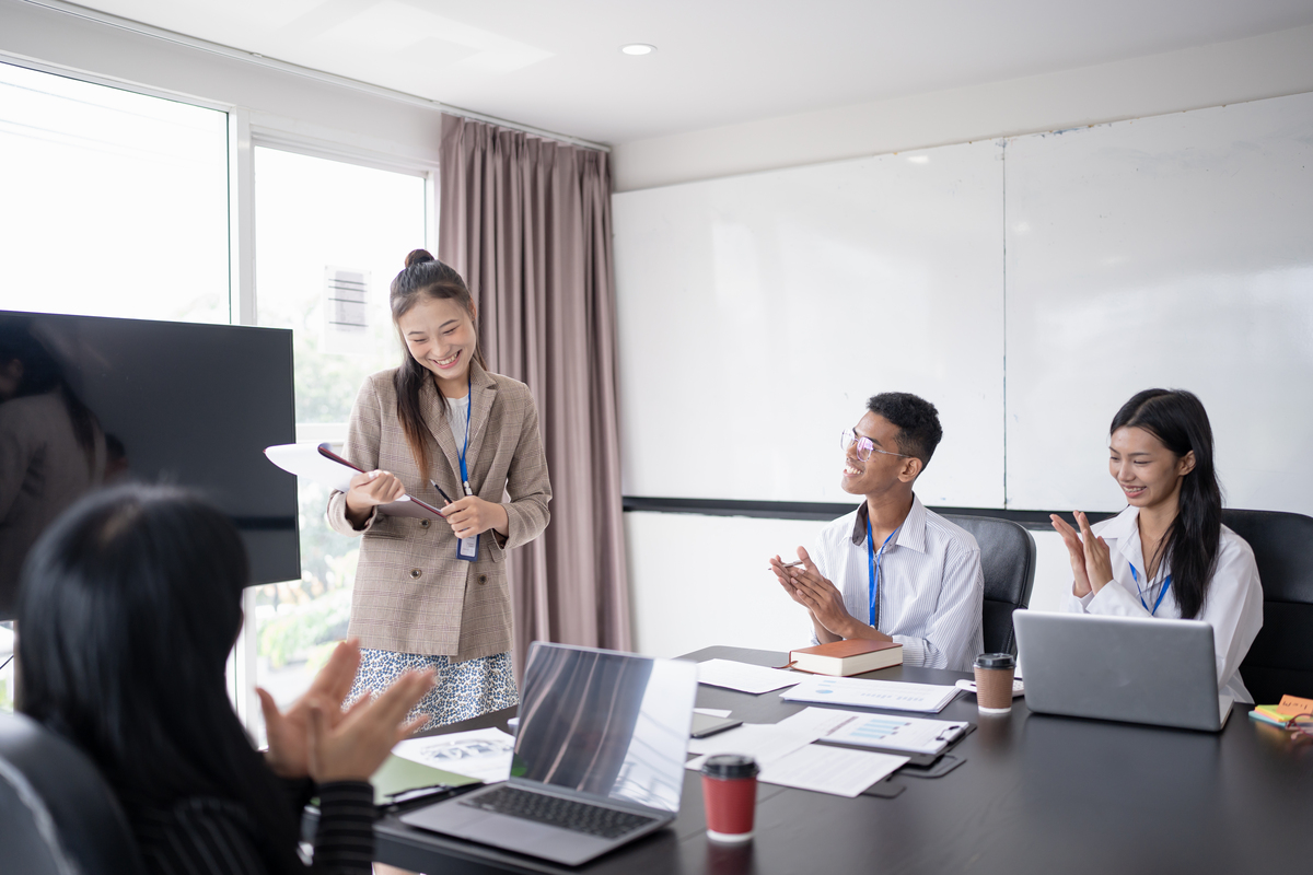 新员工一对一培训 共识历练目标 布置历练任务 定期辅导反馈