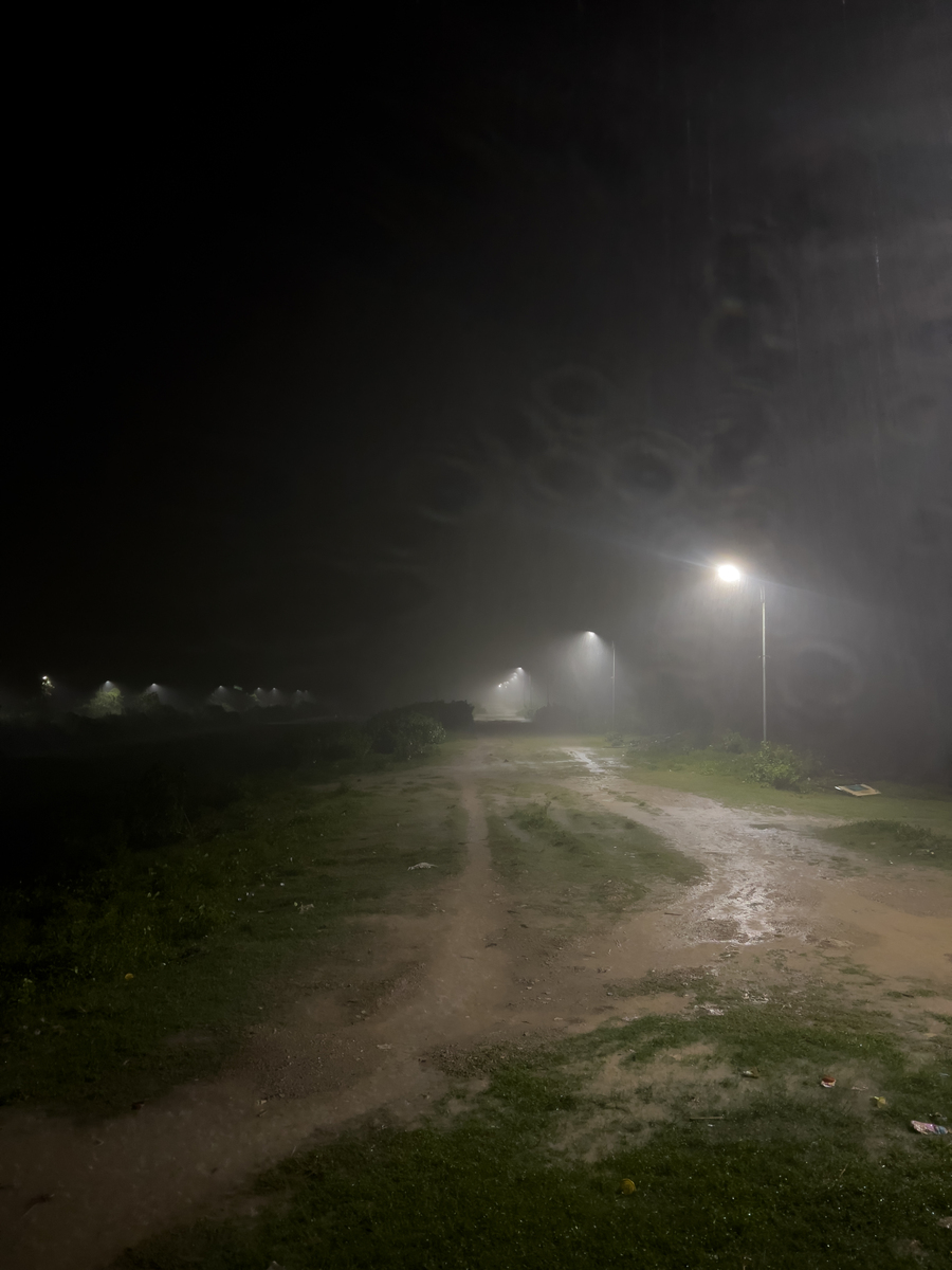 夜晚雾中的空旷道路