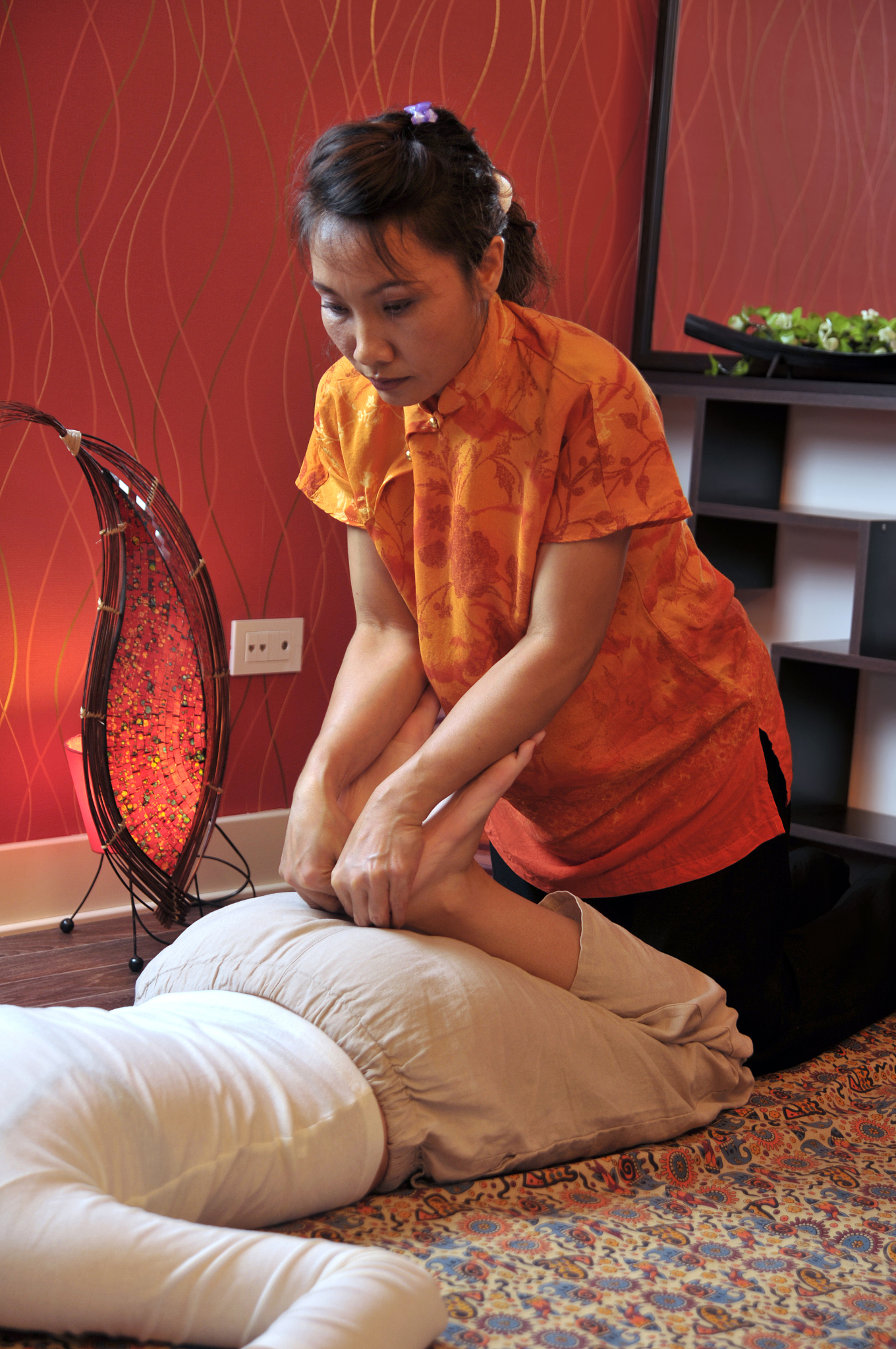 帮我写一个足疗探店脚本要求形容按摩的感觉