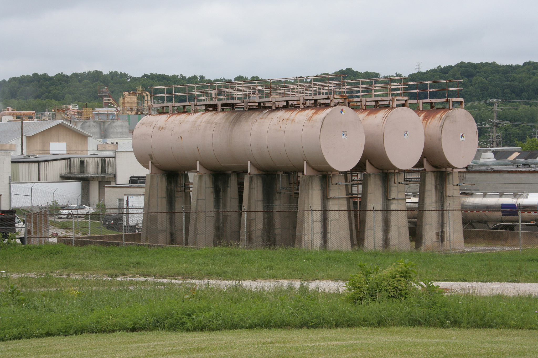 LNG气化器水泥底座沙化问题及解决方案