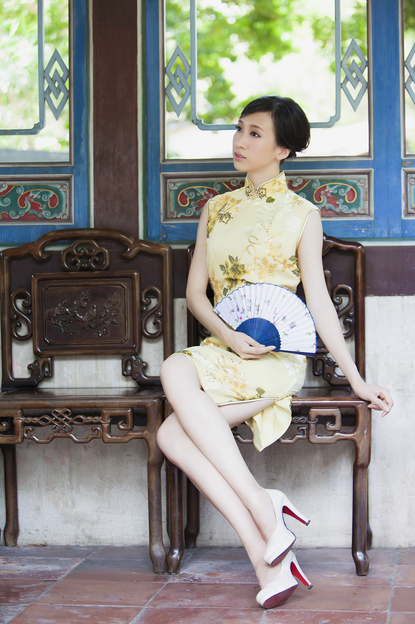 1508793720：给我一个关于新中式旗袍拍摄的介绍		新中式旗袍是一种将传统旗袍与现代时尚元素相结合的时尚风格。在拍摄新中式旗袍时可以选择传统的中式背景或现代的城市背景以突出旗袍的时尚感和传统文化韵味。拍摄时可以选择模特的姿势和表情以展现旗袍的优美线条和气质。同时可以使用特殊的灯光和拍摄角度以突出旗袍的细节和特点。总之拍摄新中式旗袍需要注重细节和创意既要展现传统文化的魅力又要体现时尚的风格。