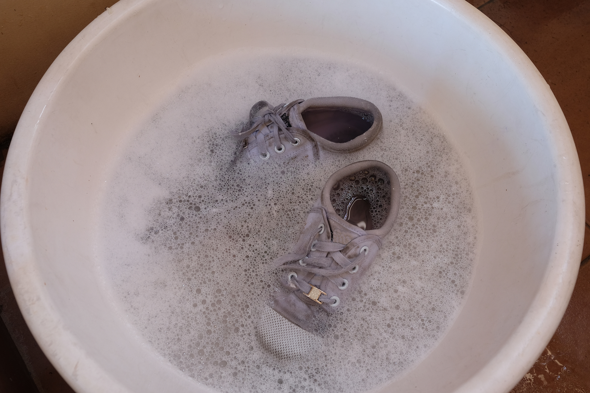 鞋子发黄怎么洗掉或者有什么解决方法