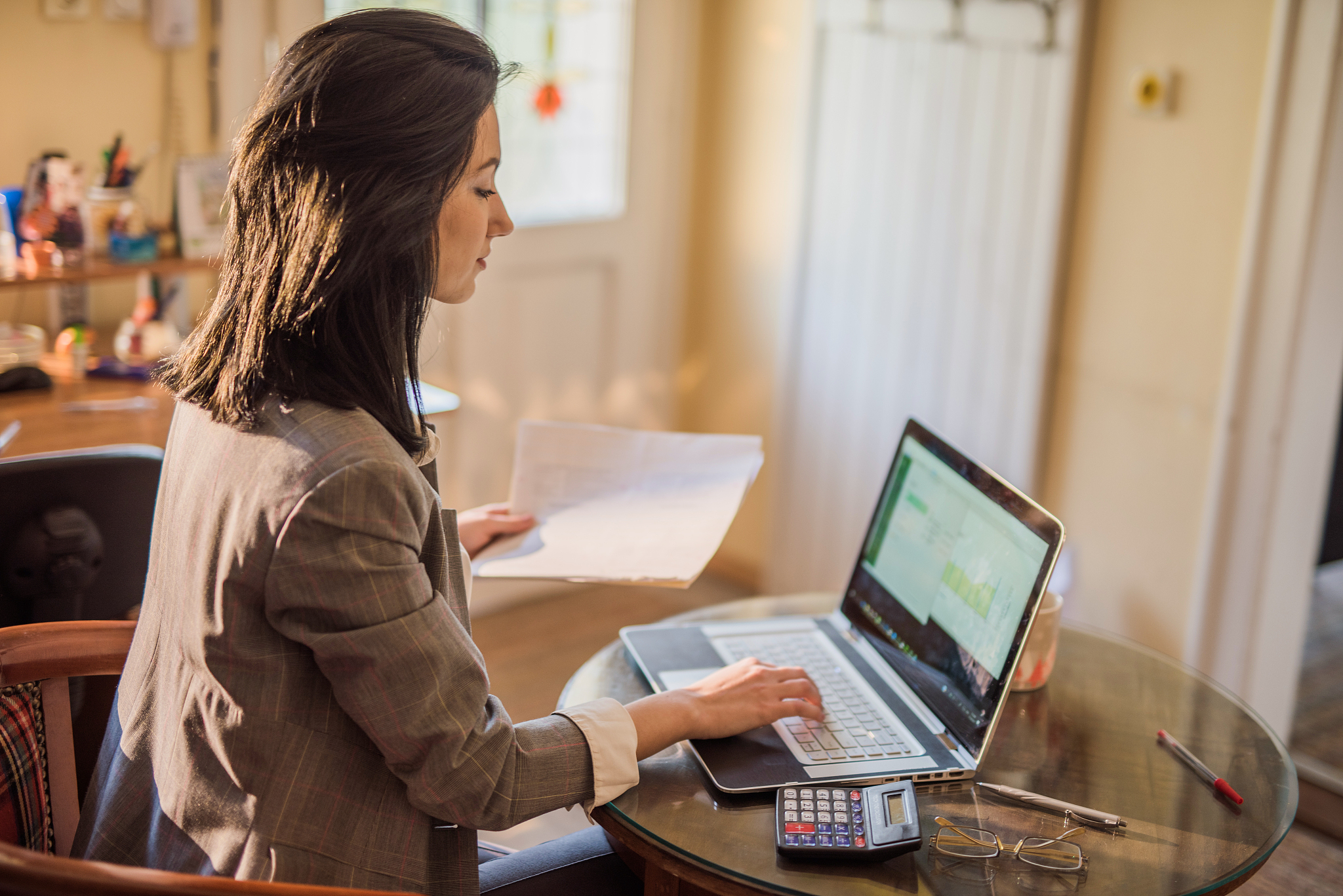 女生什么底层工作是一直上夜班还比较闲一些可能的底层工作需要上夜班同时比较闲的包括：1 前台接待员：在酒店、健身房、娱乐场所等场所负责接待客人、解答问题夜班时客流量较少工作相对轻松。2 仓库管理员：在物流仓库中夜班时无需处理出货入货等繁忙工作只需要进行简单的库存盘点和整理工作。3 超市收银员：夜班时超市客流量较小收银员可利用空余时间整理商品、清洁工作台等。4 清洁工：在商场、办公楼等场所中夜班时无人