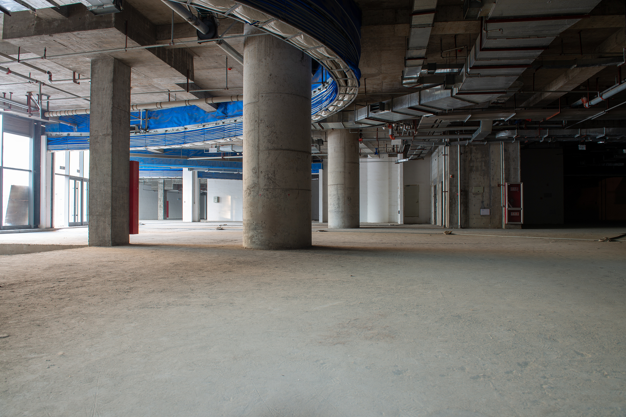 联排金属车库建造：优势、过程及选材指南