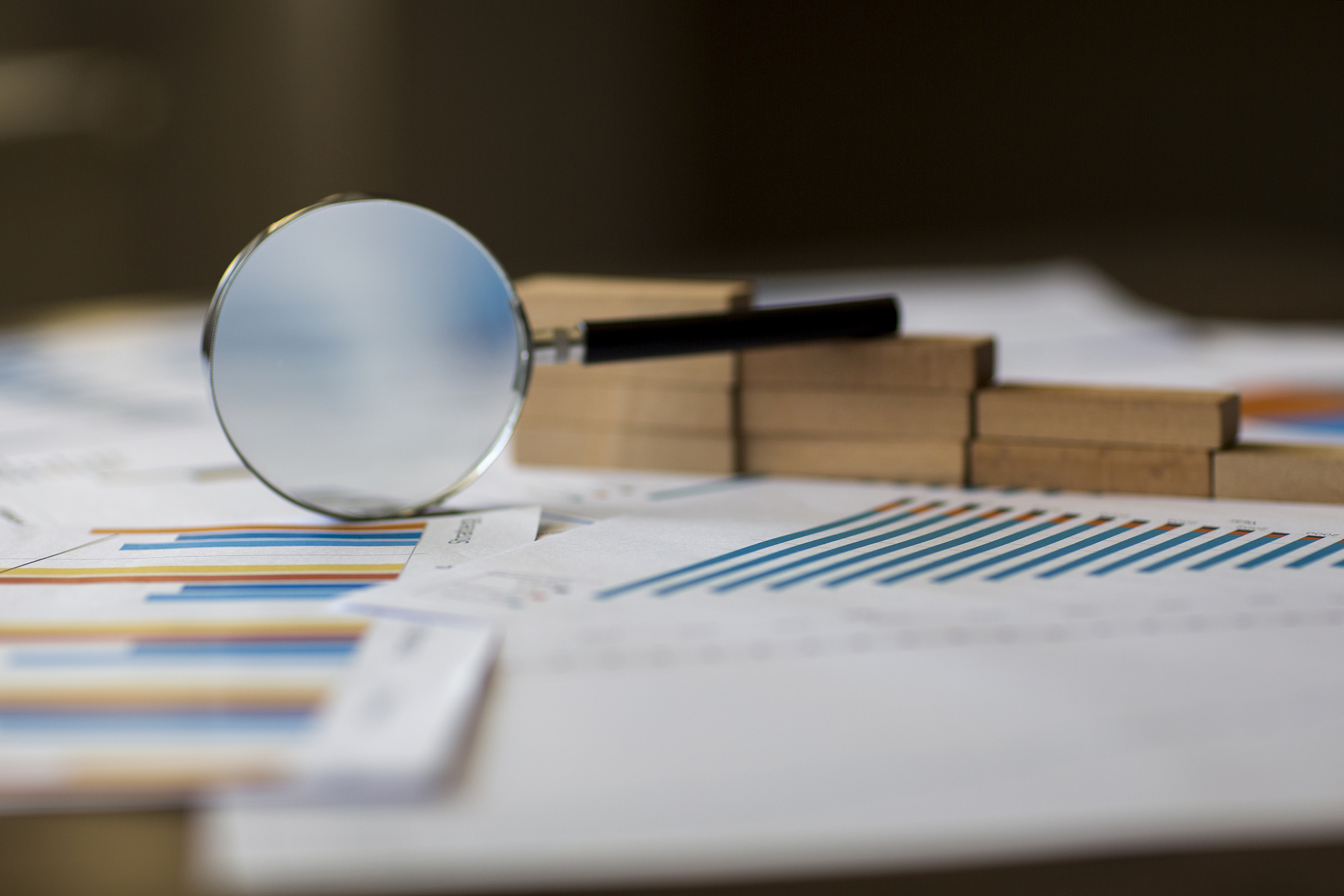 以下这段话如何降低重复率“从内容上看，信息系统建设项目进度控制主要表现在组织管理、技术管理和信息管理等这几个方面。组织管理包括这样几个内容：
（1）项目经理监督并控制项目进展情况；
（2）进行项目分解，如按项目结构分，按项目进展阶段分，按合同结构分，并建立编码体系；
（3）制订进度协调制度，确定协调会议时间，参加人员等；
（4）对影响进度的干扰因素和潜在风险进行分析。

”