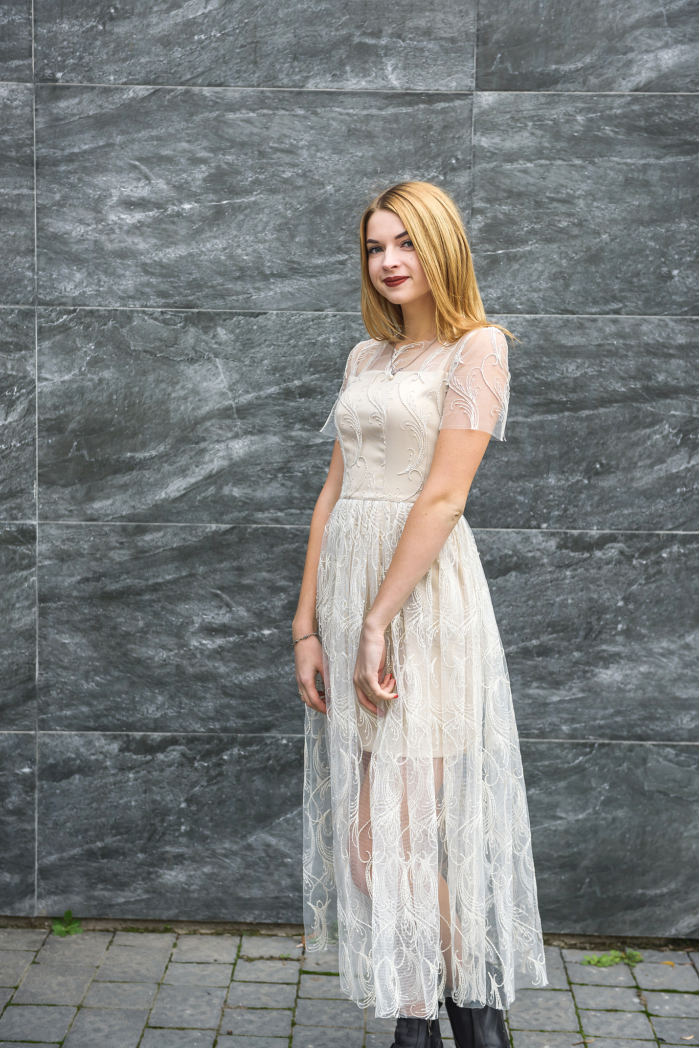 翻译 美女五官精致穿白色裙子身姿妙曼妩媚迷人街上十字路口