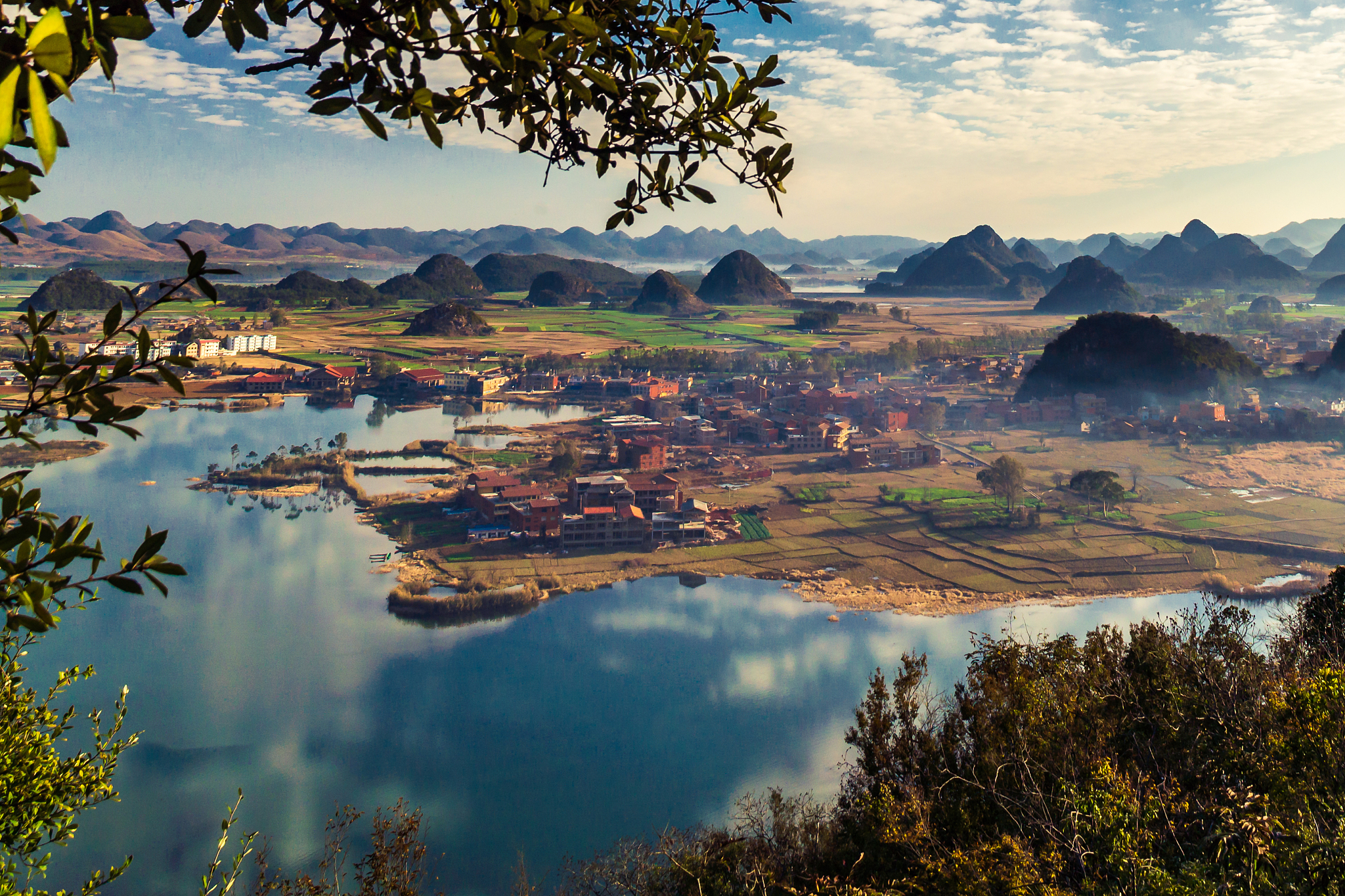 云南丘北普者黑景区美食攻略：黄昏美景、水牛骑行、美味佳肴