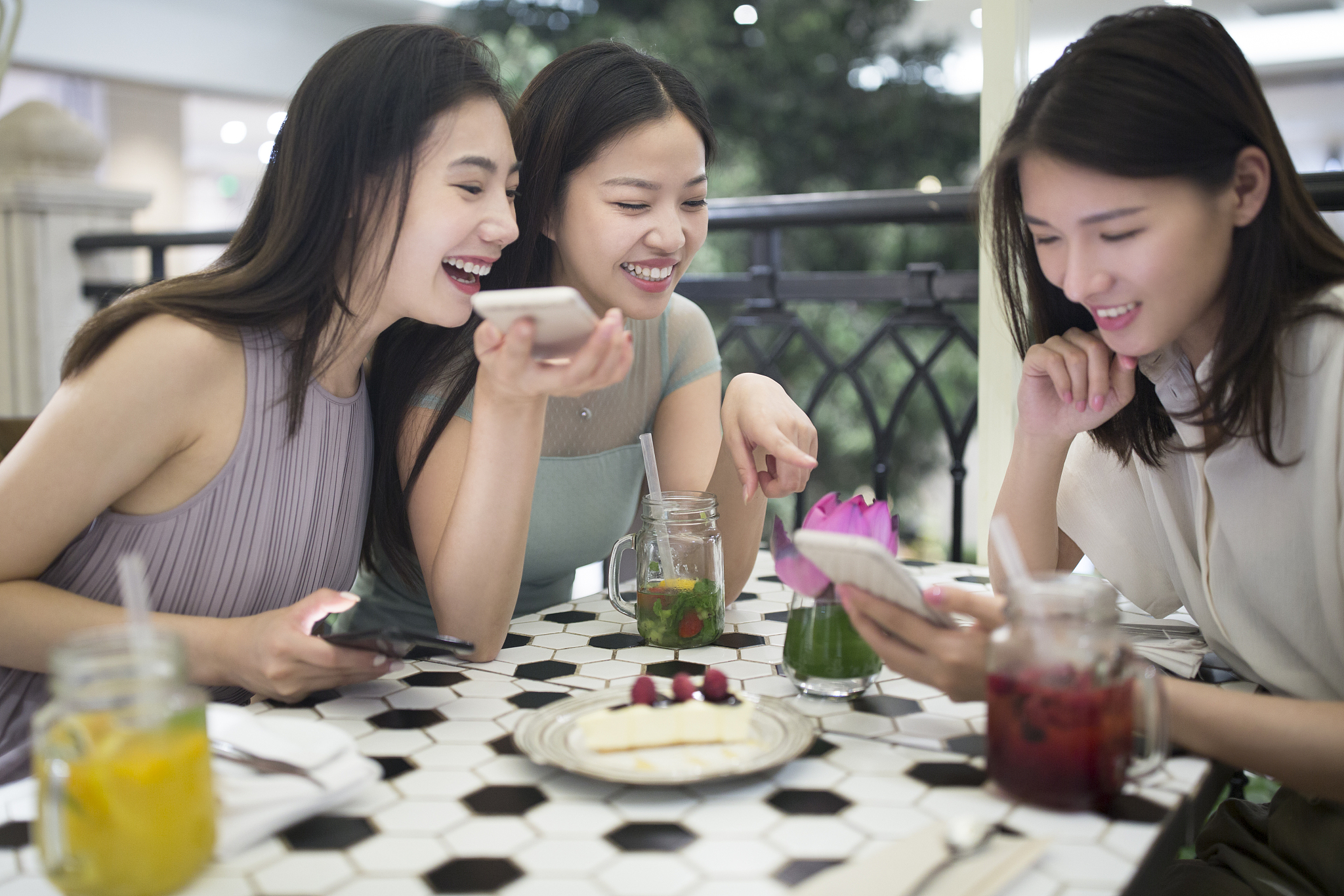 姐妹相聚，下午茶时光，分享欢笑与温暖