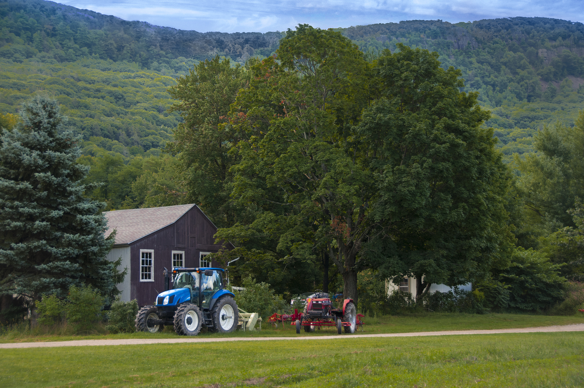 帮我翻译为中文。West of Arkham the hills rise wild and there are valleys with deep woods that no axe has ever cut There are dark narrow glens where the trees slope fantastically and where thin brooklets trick