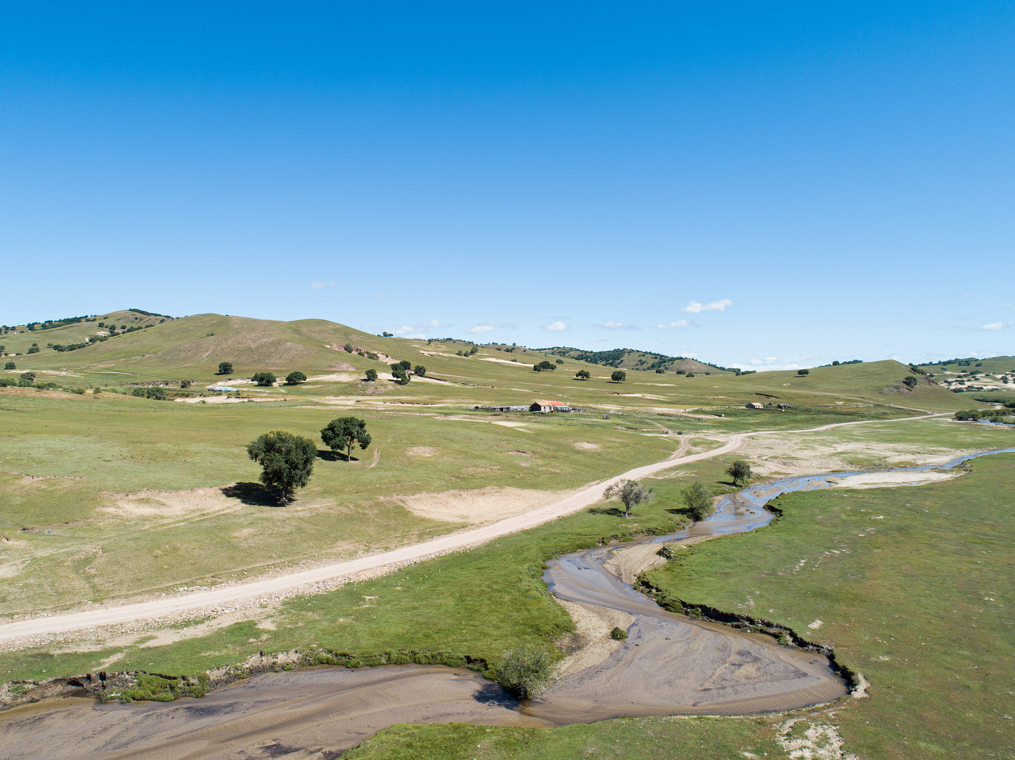 翻译：Grassland resources are a vital type of biotic community on land with a global area of 671700 hectares accounting for 5217 of the worlds total land area The biomass of grasslands represents 36 to 6