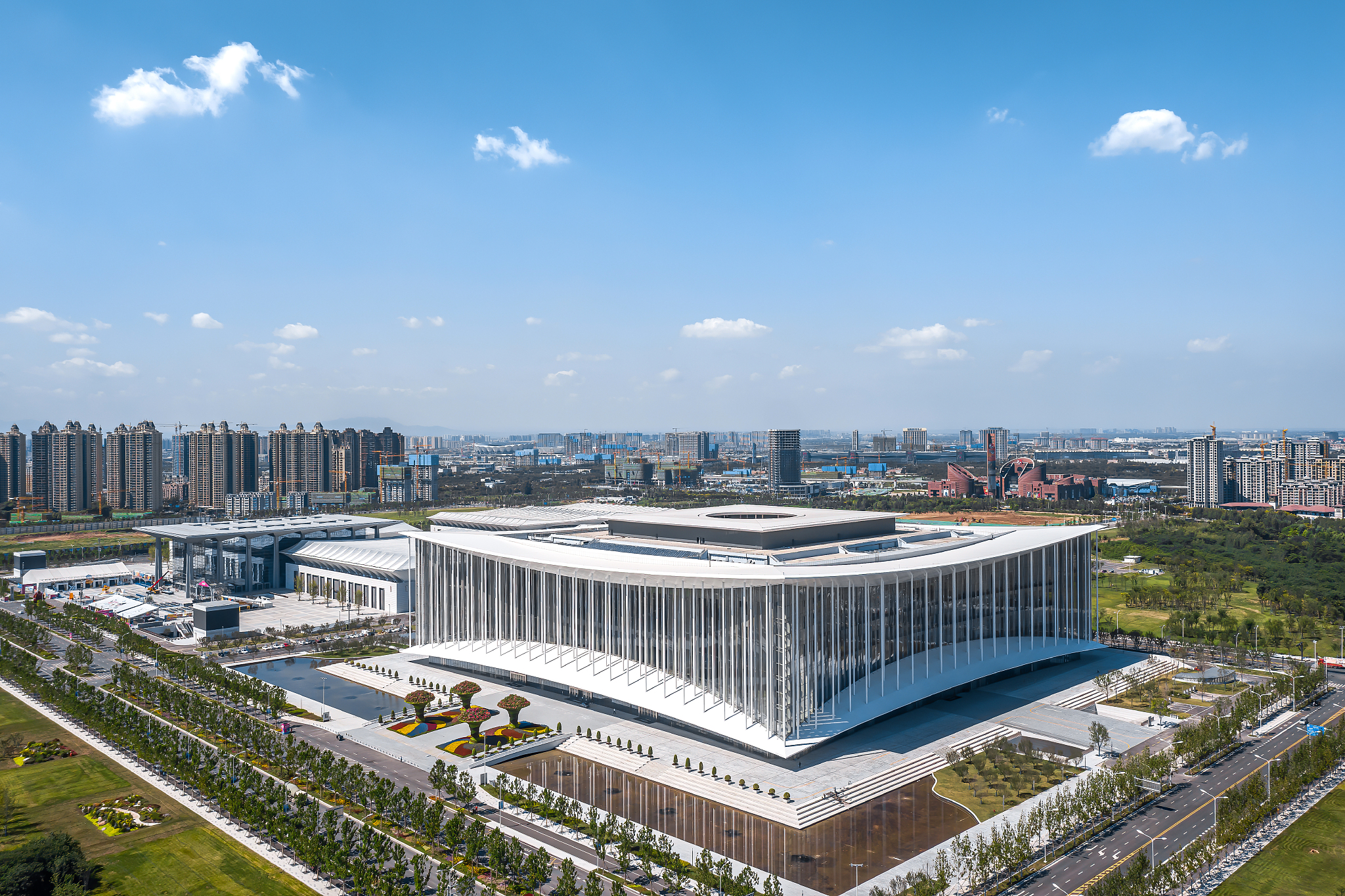 根据文章主题合肥滨湖国际会展中心能容纳多少人撰写与主题相关的修饰标题要符合SEO标准