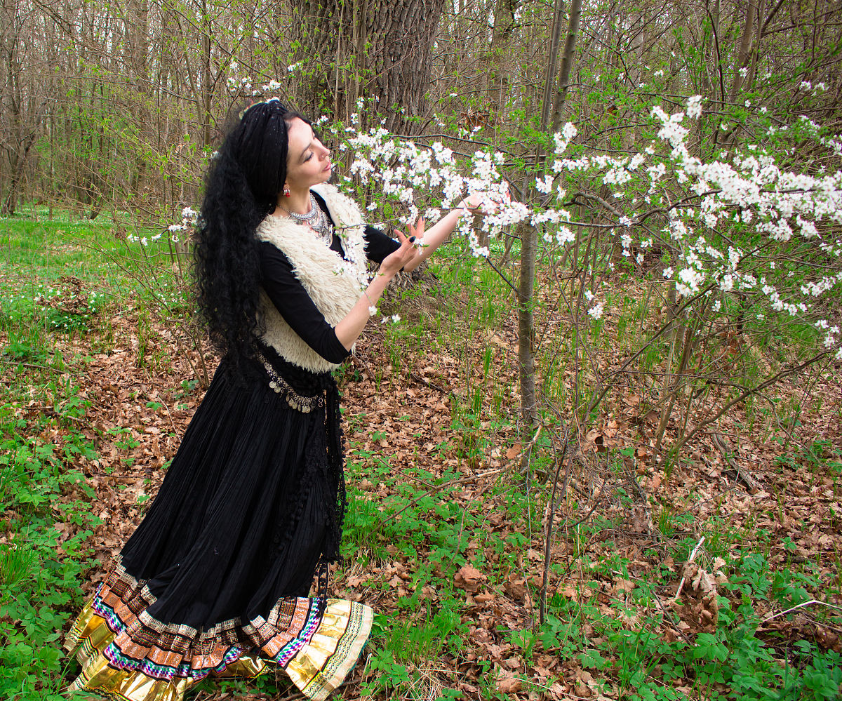 美女赏春诗：踏青赏花，春光无限美
